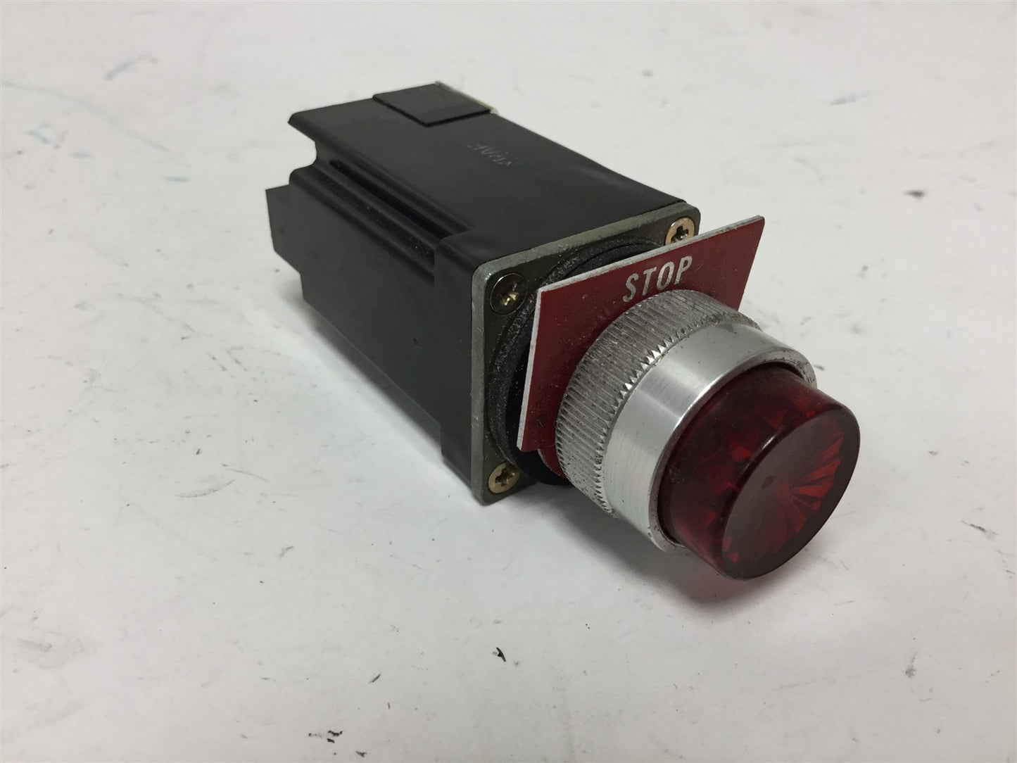 Used Allen Bradley 800MR-QB24S Lighted Push Button, Color: Red, W/ 800M-XA Contact
