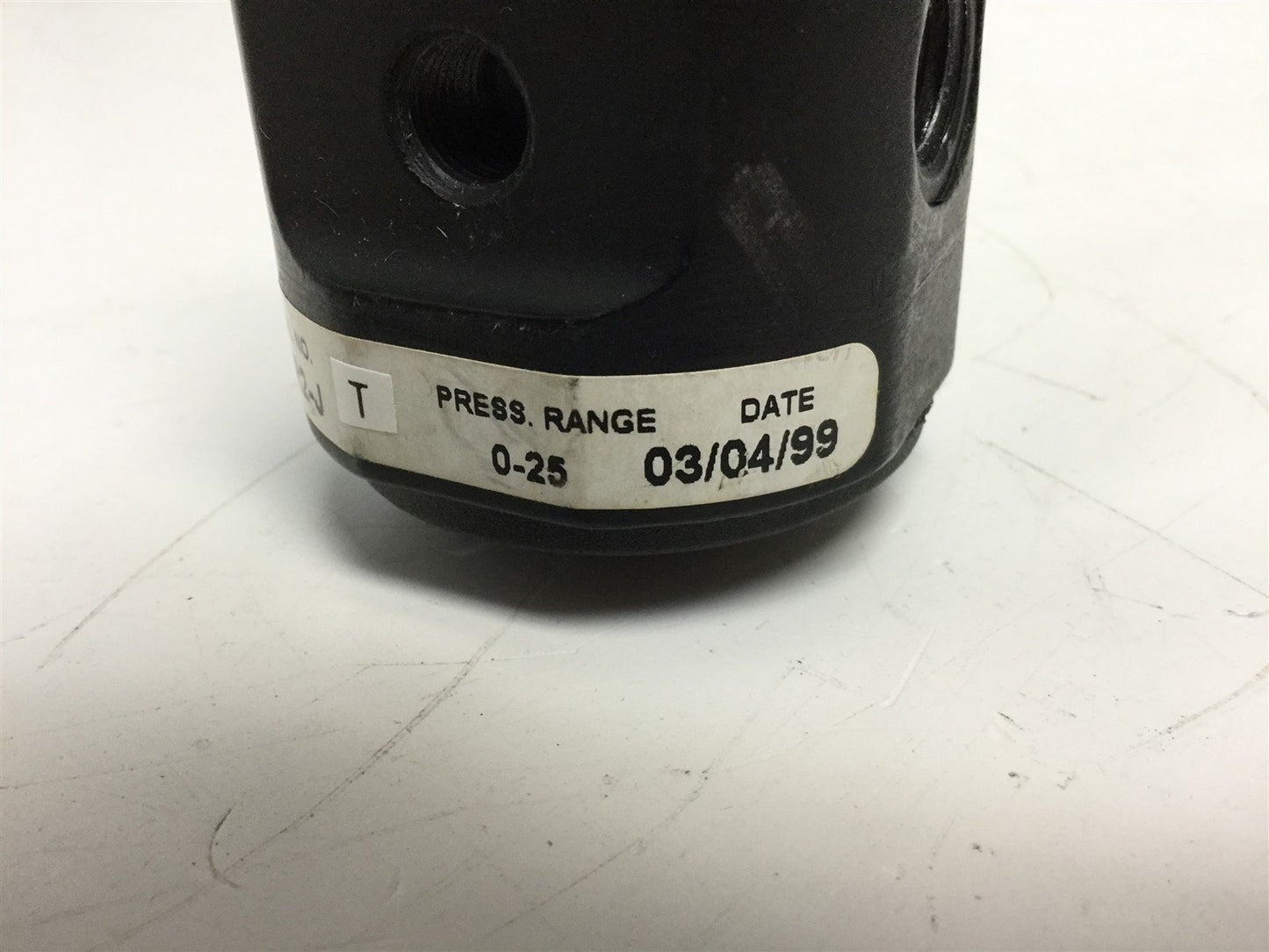 Used Coilhose Pneumatics 26R2-J Compact Pressure Regulator, Ports: 1/4" NPT, 0-25 Psi