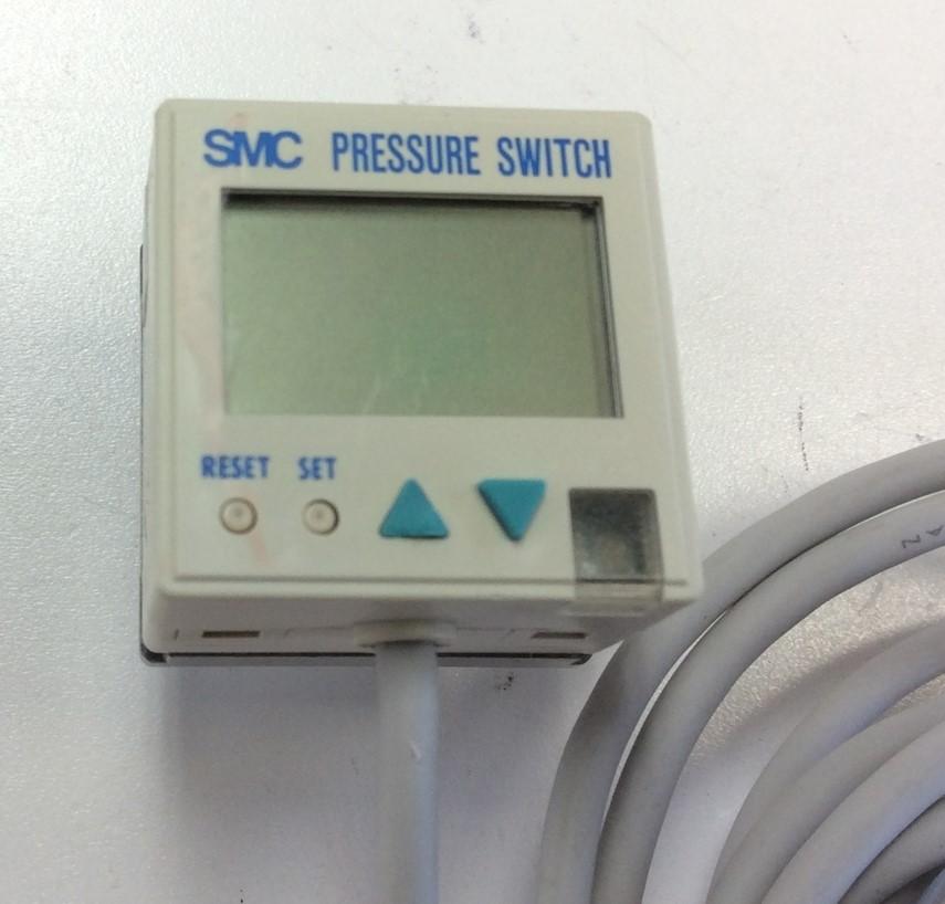 Used SMC ISE4-T1-65 Digital Pressure Switch 12-24VDC PNP 30V 80mA 1/8" NPT