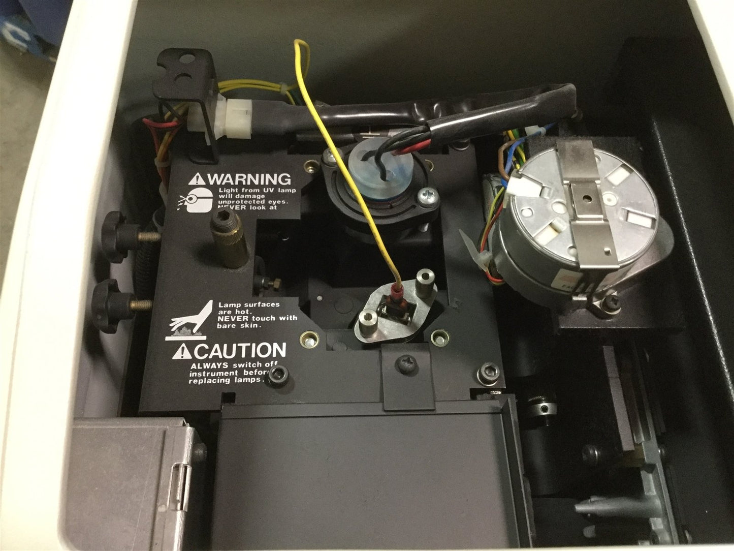 For parts or not working Cary 1C UV-Visible Spectrophotometer 100-240VAC *Power On Tested, UV Lamp On*
