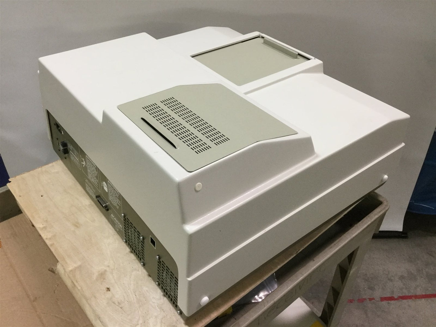 For parts or not working Cary 1C UV-Visible Spectrophotometer 100-240VAC *Power On Tested, UV Lamp On*