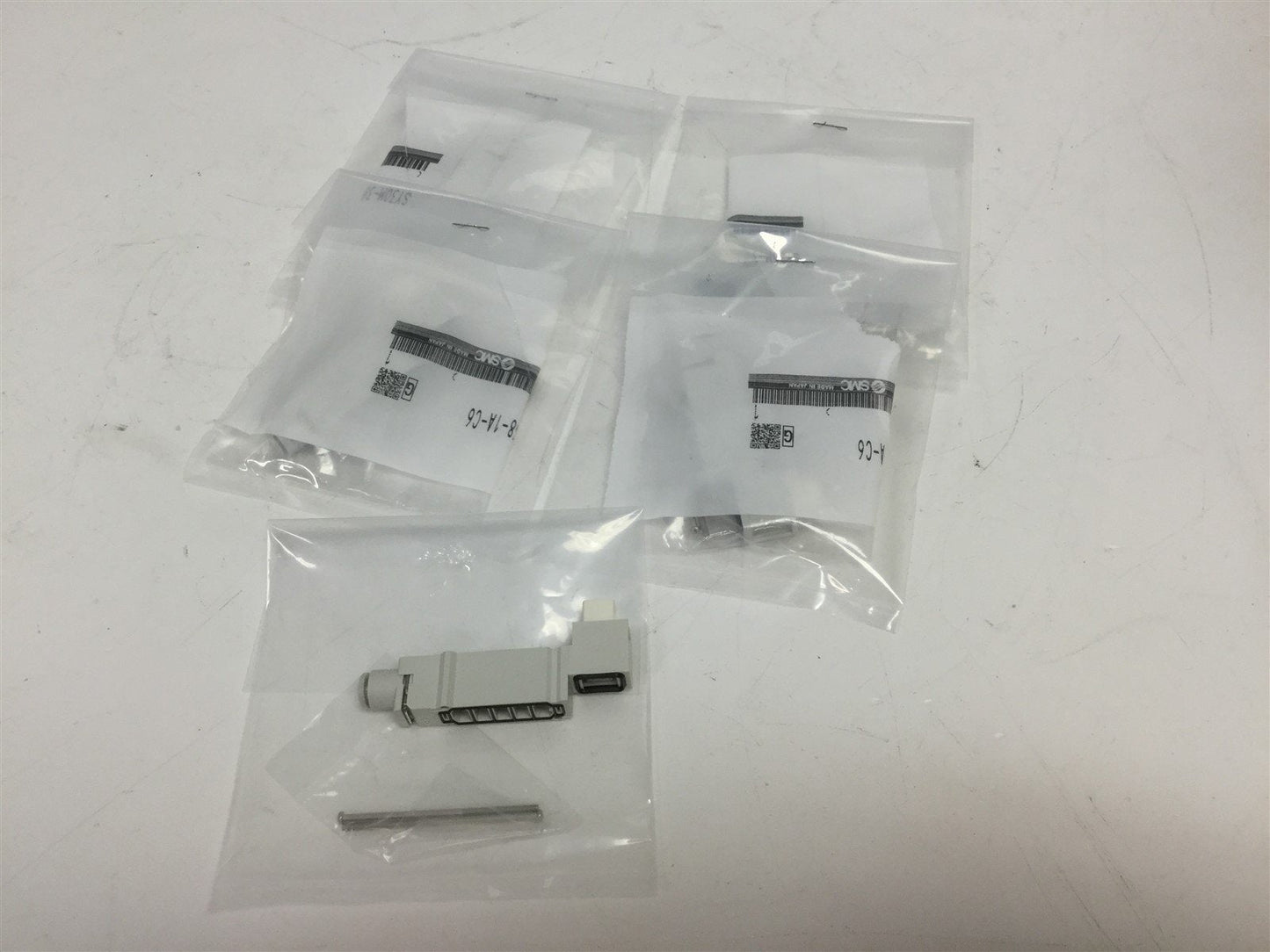 New Lot of 5 New SMC SY30M-38-1A-C6 Supply Spacer, Fittings: 6mm For SY3000 Manifold