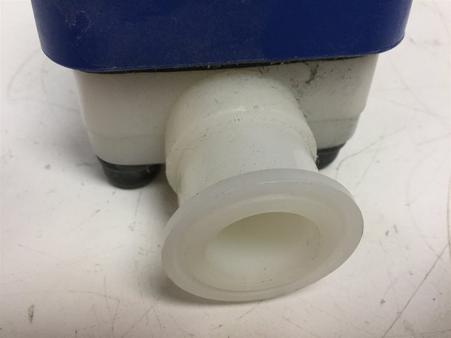 Used Cole-Parmer EW-98520-01 Blue Tri-Clamp T-Diaphragm Valve Maxi ID: 0.86"