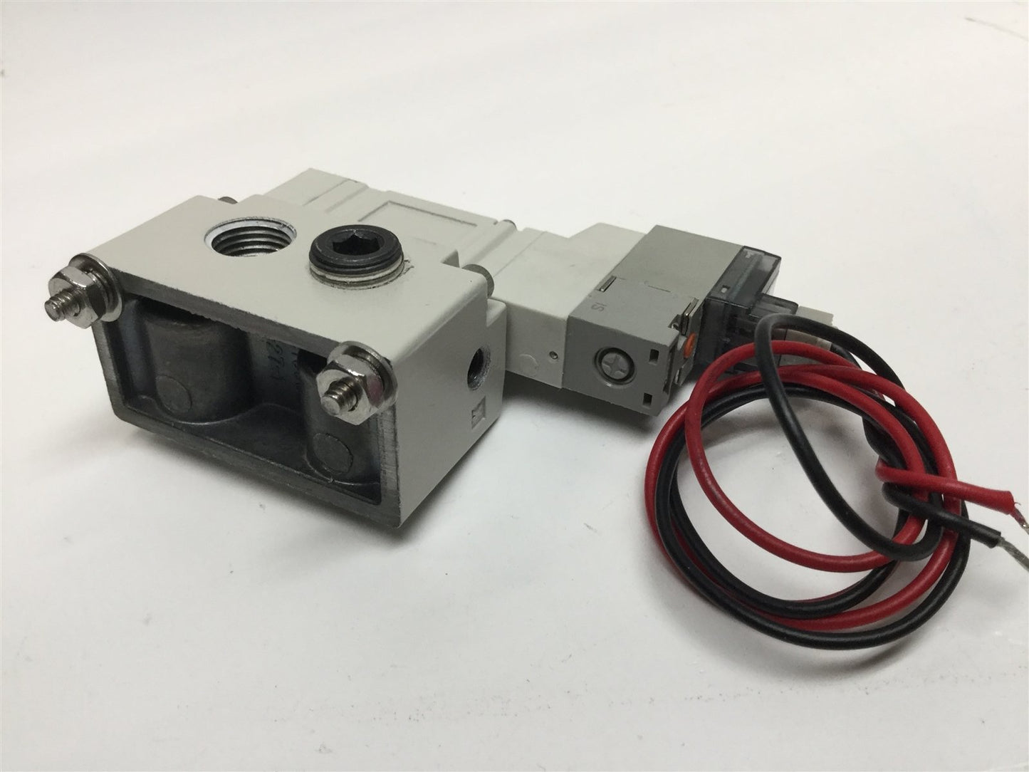 Used SMC SY3140R-6LOZ Air Pneumatic Electric Solenoid Valve Base Mount 12VDC 0.7MPa