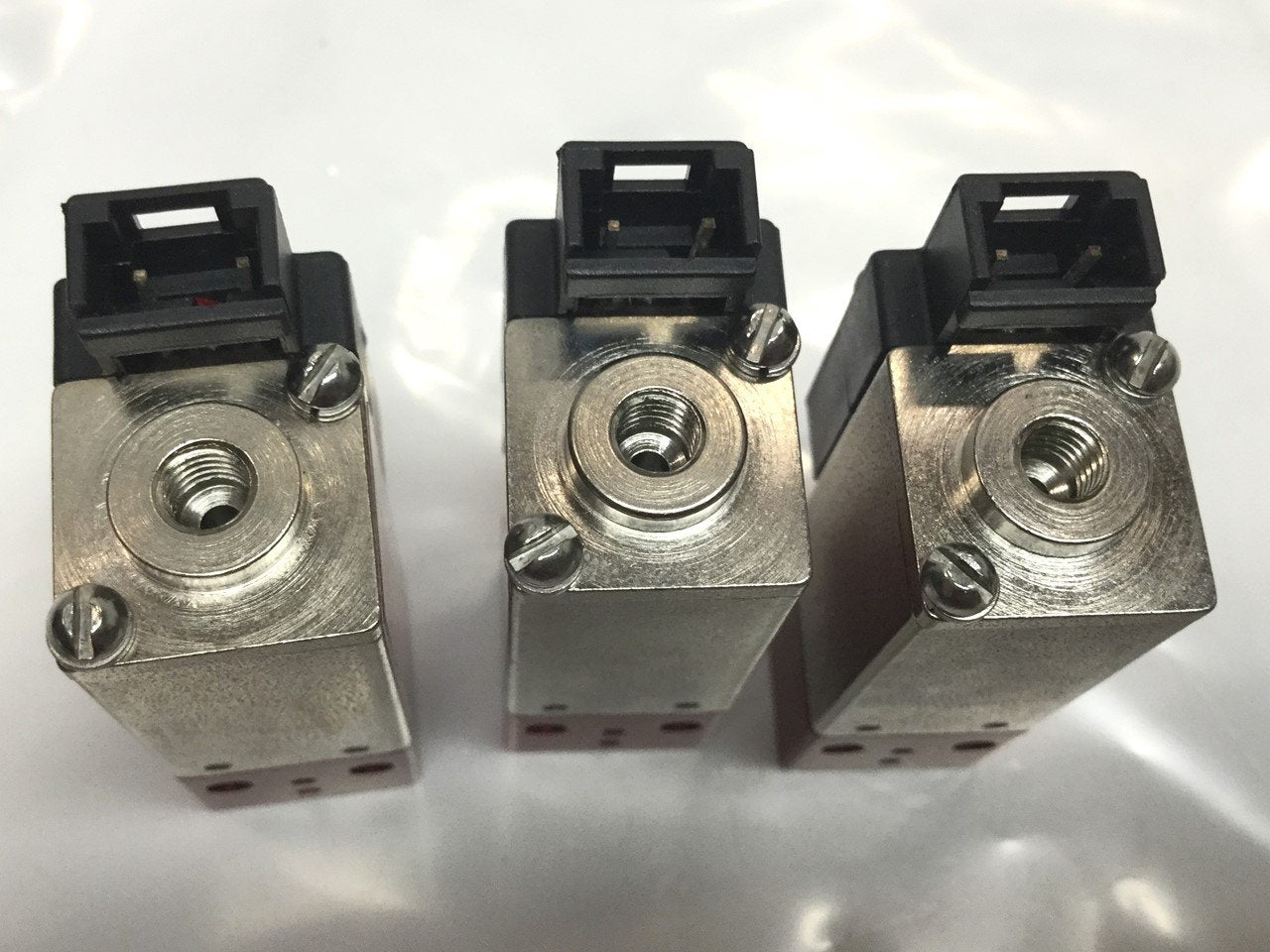 New – Open box Lot of 3 Dynamco D123201 Electric Solenoid Pneumatic Air Valve 3-Way 24VDC 2.5W