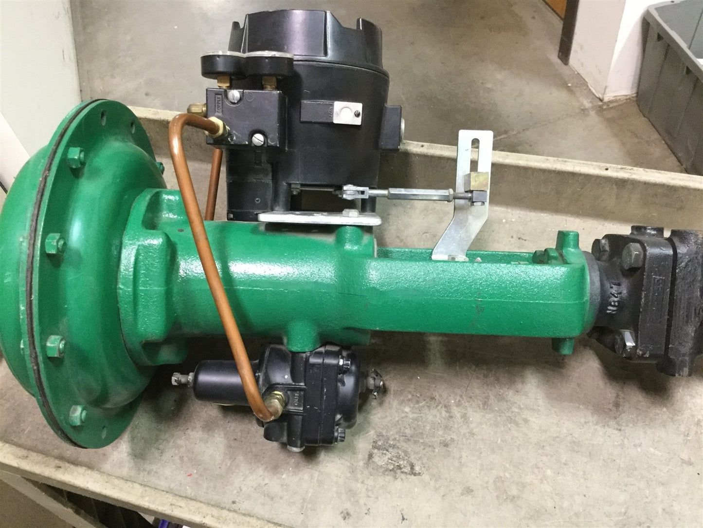 Used Fisher 667 Actuator with EZ Body and 3590 Electro-Pneumatic Positioner, 1/2" NPT