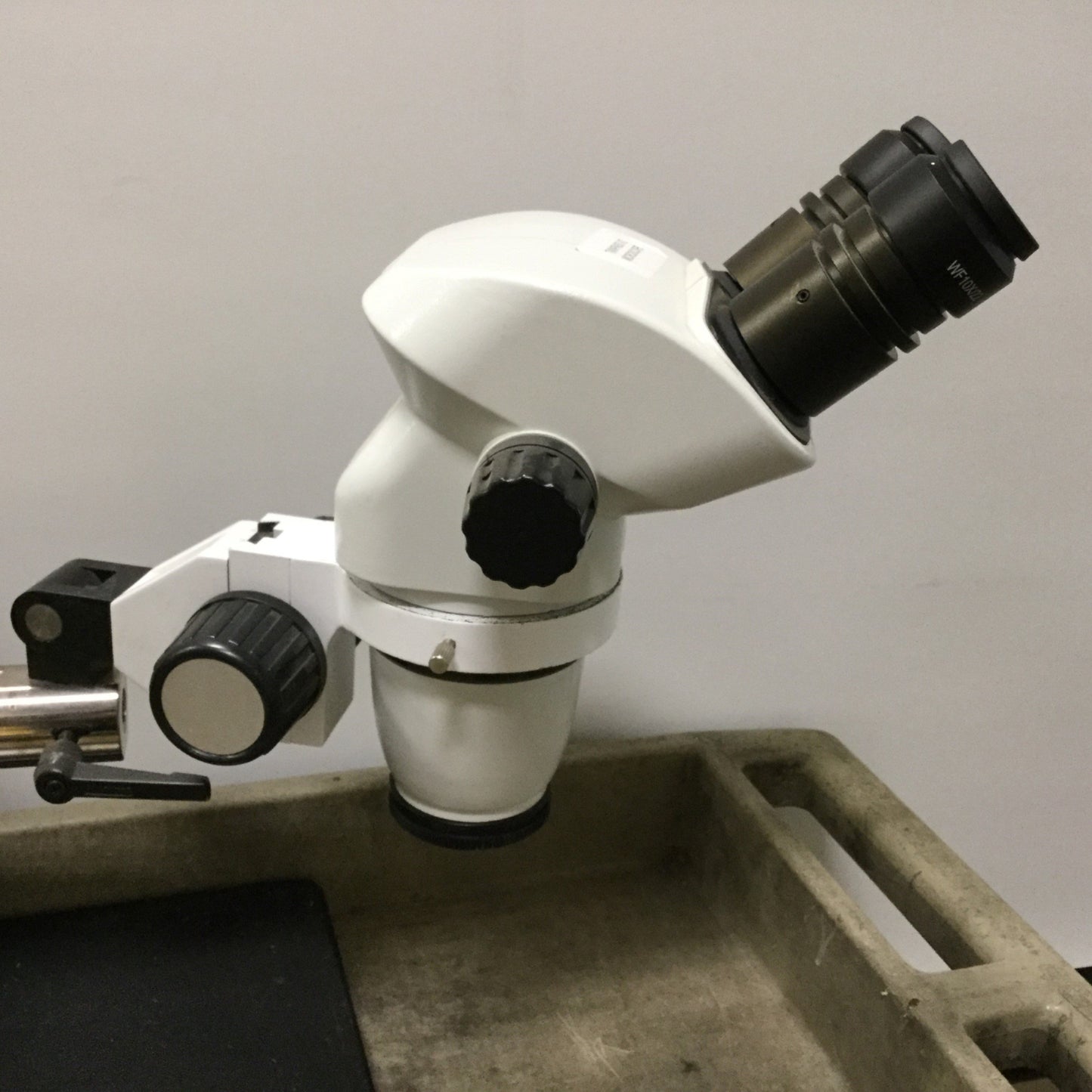 Used Scienscope SSZ-II Stereo Microscope Head With Stand, 0.67x to 4.5x, WF10X/22