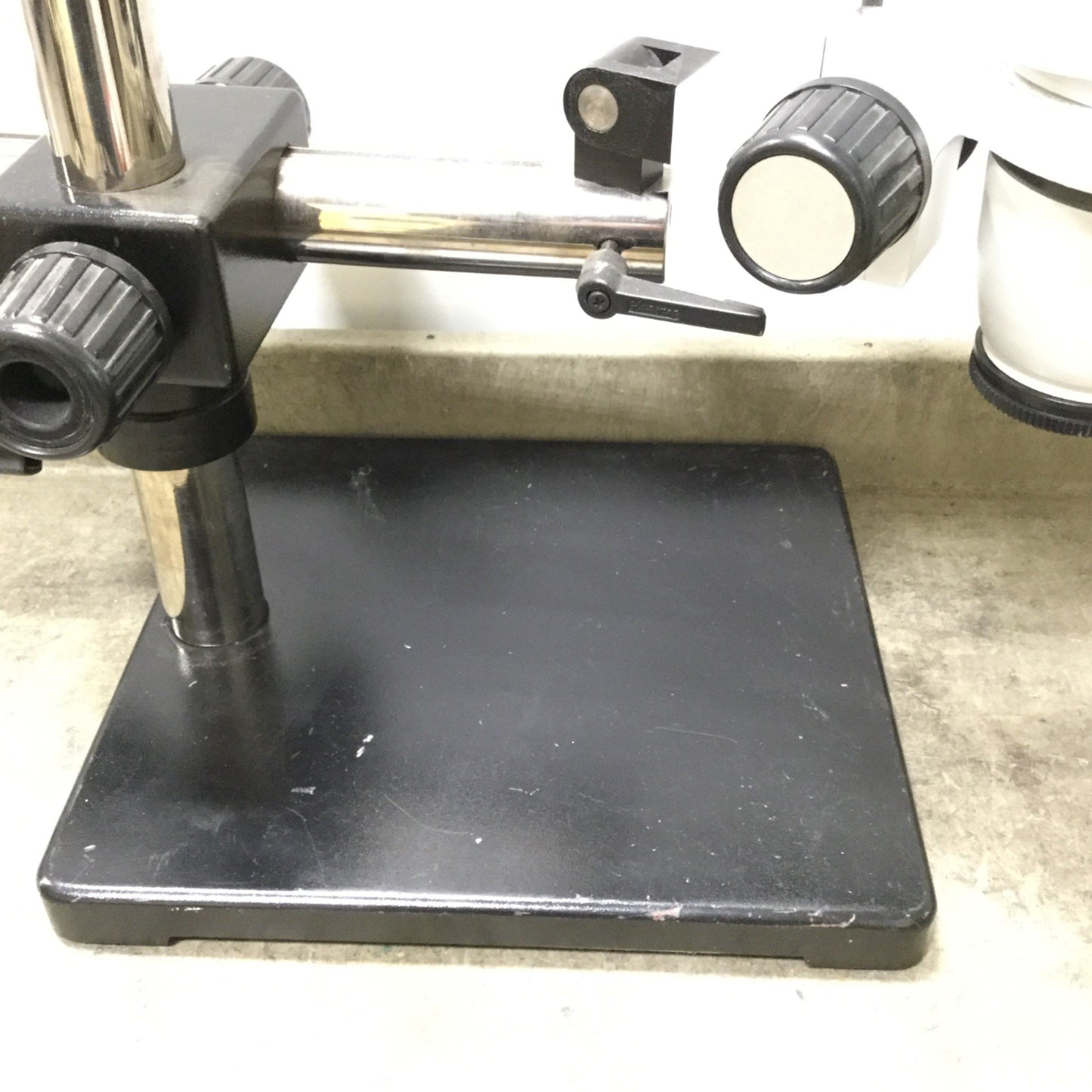 Used Scienscope SSZ-II Stereo Microscope Head With Stand, 0.67x to 4.5x, WF10X/22