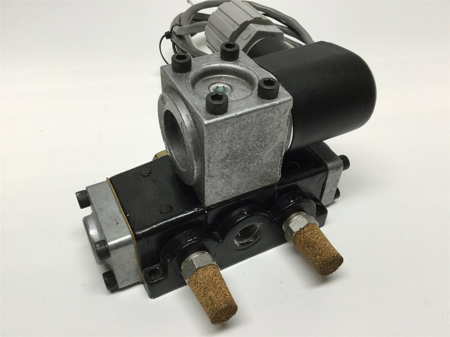 Used AAA Products S02V 2-Pos, Spring Solenoid Valve, 24VDC Coil, 160psi Max, 1/4"NPT