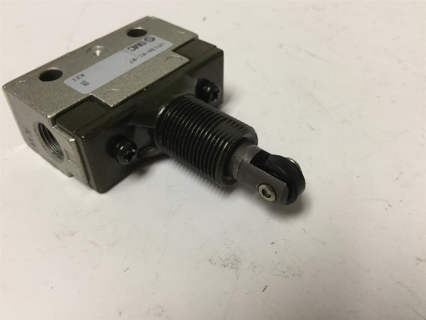 New SMC VM130-01-07 Cross Roller Plunger Valve, 2-Position 2-Port, 1/8" Ports