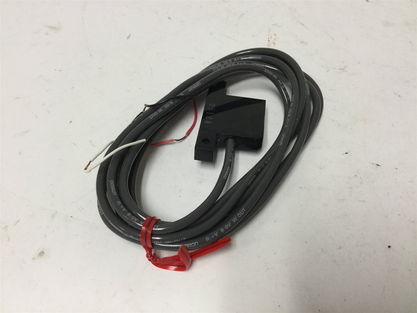 New Omron E3HF-DS5E1 Photoelectric Sensor, Sensing: 50mm, Voltage: 12-24VDC