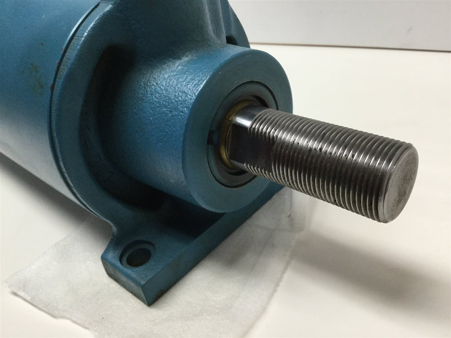 New – Open box Vickers Eaton TB01KABA1AA16000 Hydraulic Cylinder 5" Bore, 16" Stroke, 800 PSI