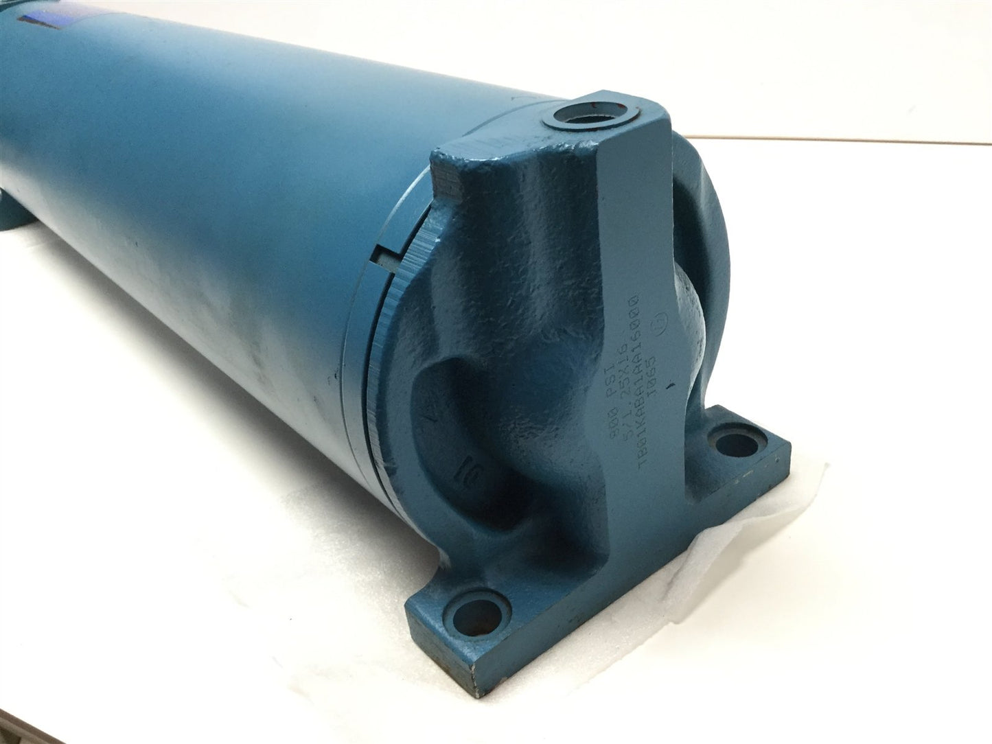 New – Open box Vickers Eaton TB01KABA1AA16000 Hydraulic Cylinder 5" Bore, 16" Stroke, 800 PSI