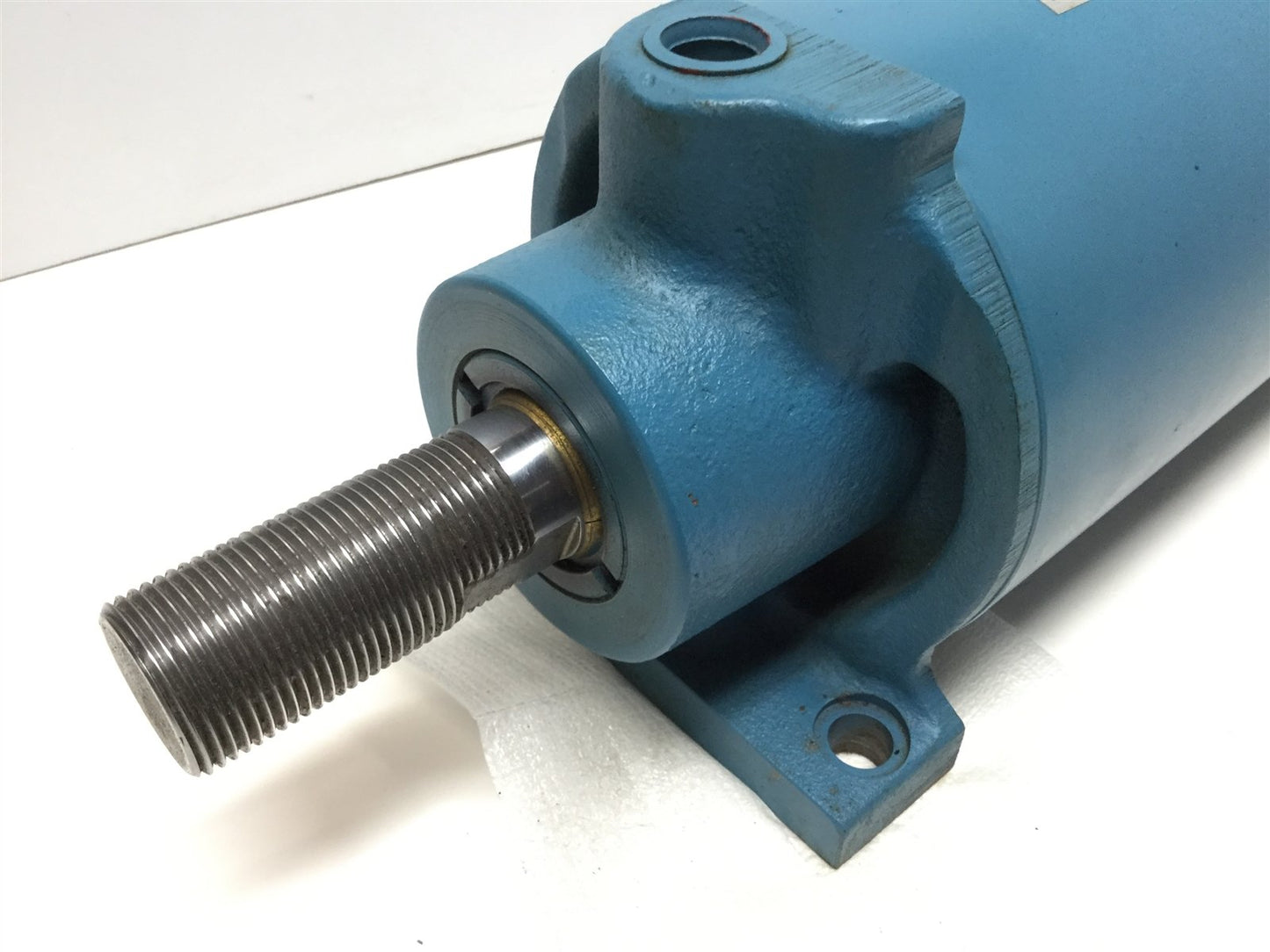 New – Open box Vickers Eaton TB01KABA1AA16000 Hydraulic Cylinder 5" Bore, 16" Stroke, 800 PSI
