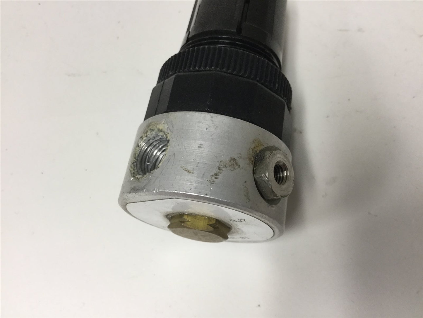 Used Lot of 2 Numatics R04R-01 Regulators, Input: 300psi Max, Output: 0-125psi