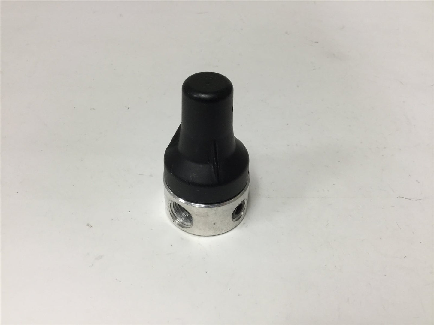 Used Norgren R14-200-R20A Regulator, Inlet: 400psi Max, Outlet: 20psi Max, 1/4" NPT