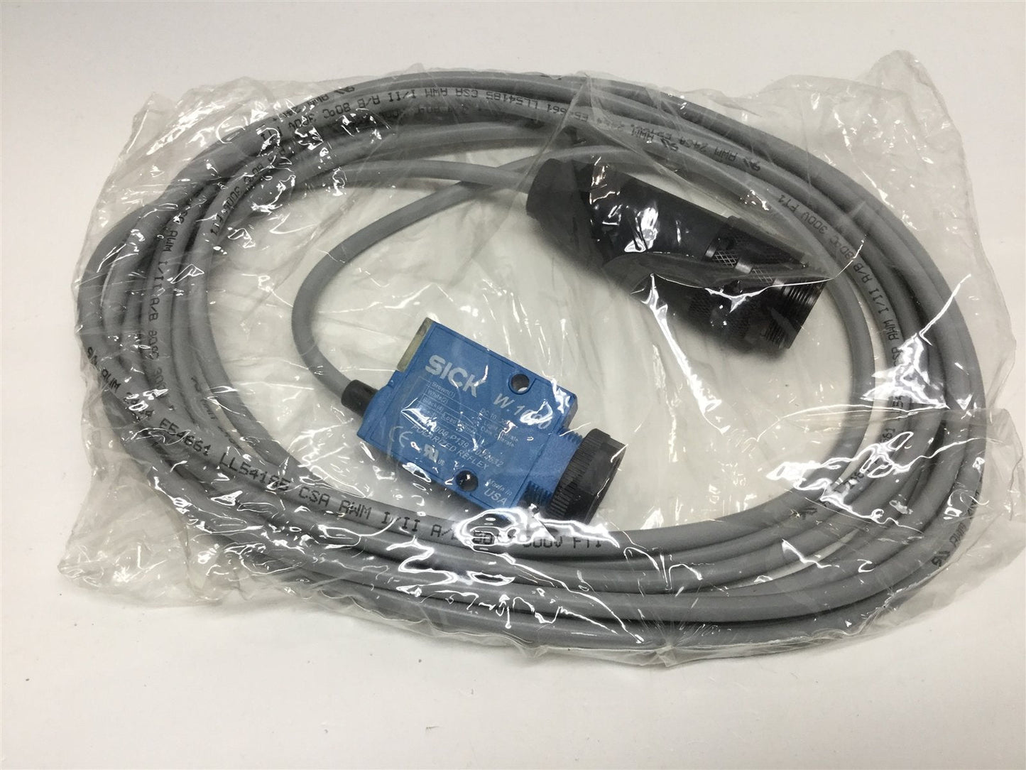 New Sick WL 1000-P139 7024632 Photoelectric Reflex Sensor Switch 10-30VDC, 4.2m