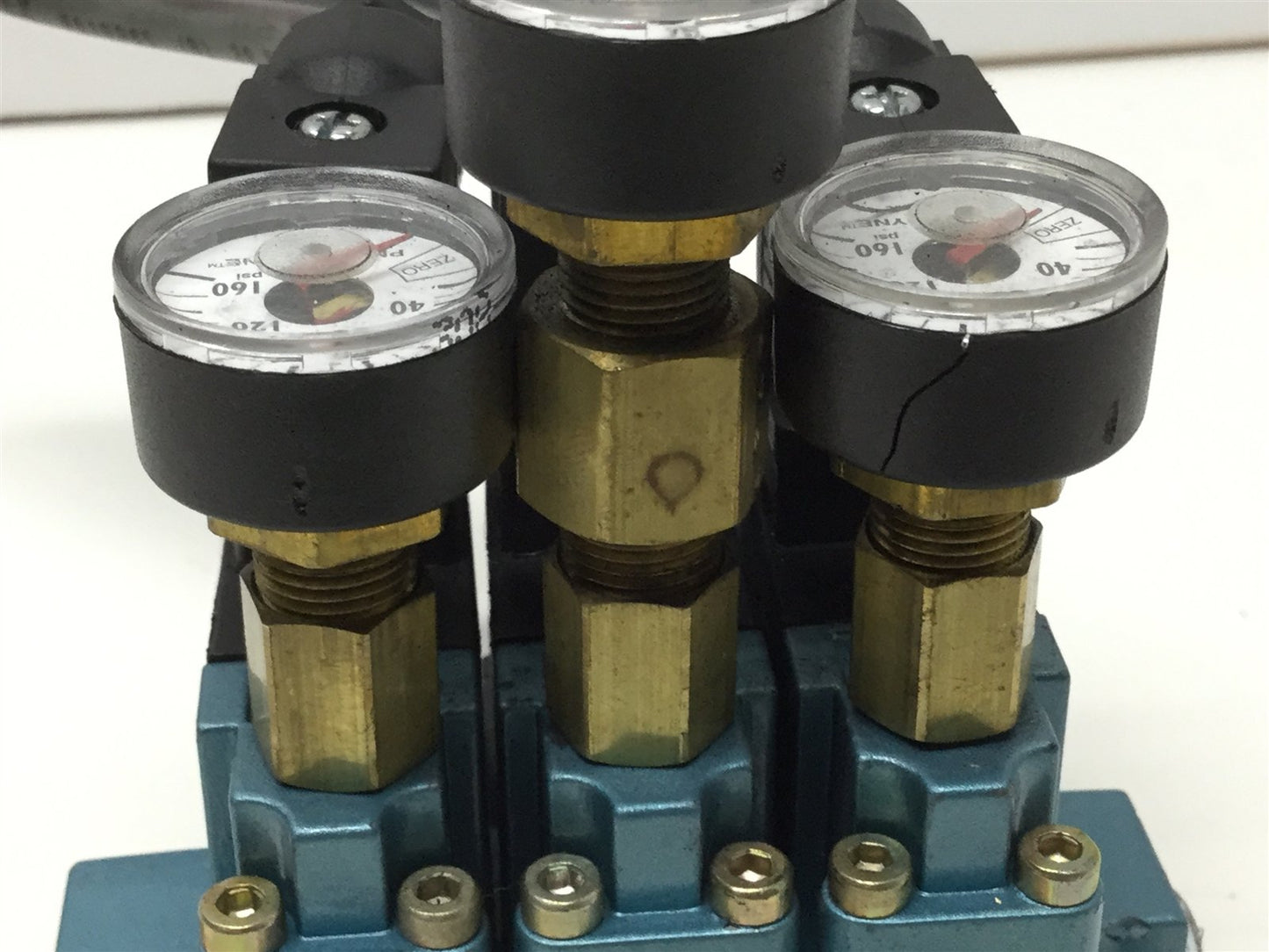 Used Bank of 3 MAC 35A-FAJ-DDAJ-1KA Solenoid Valve w/Regulator and Gauge 24VDC 120psi