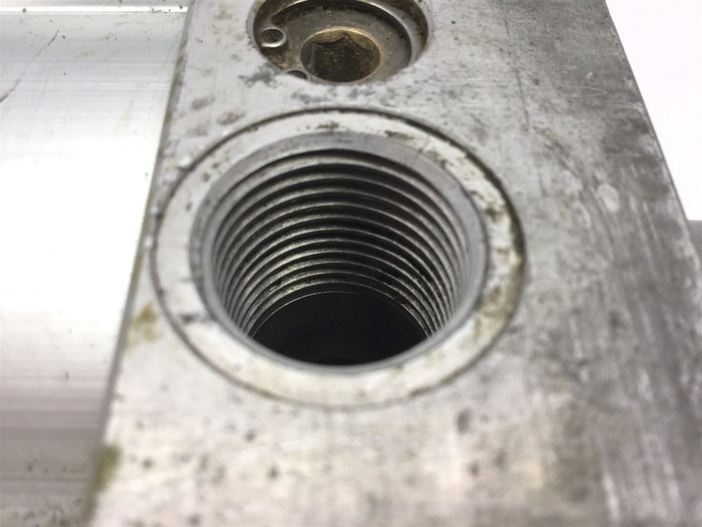 Used Pneumatic Tie Rod Cylinder, Air Cushions, Rod: 1", Travel: 6.25", Ports: 1/2 NPT