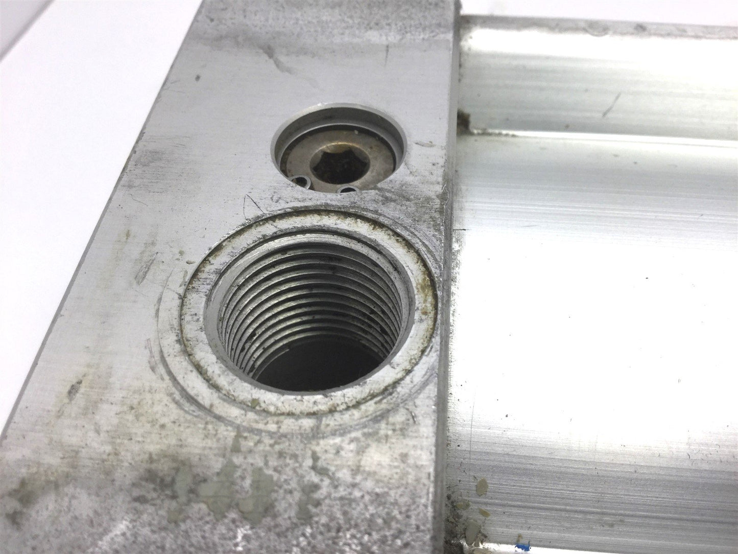 Used Pneumatic Tie Rod Cylinder, Air Cushions, Rod: 1", Travel: 6.25", Ports: 1/2 NPT