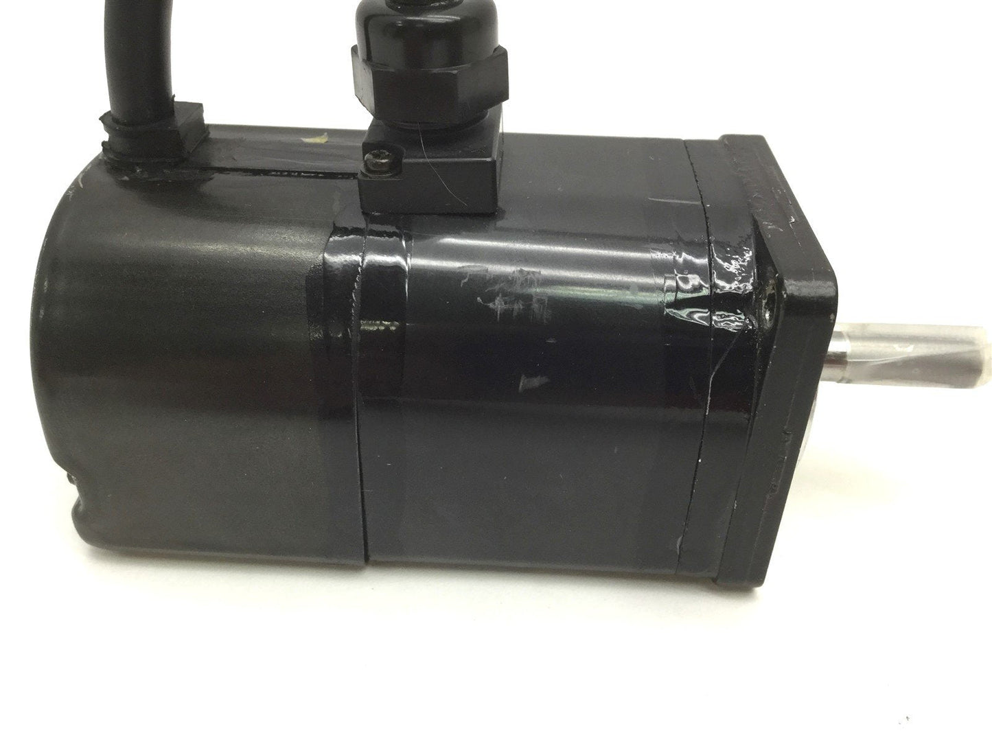 Used Omron R88M-U05030VA-S1 Servo Motor, 200VAC, 0.6A, 0.159Nm, Shaft: 6mm