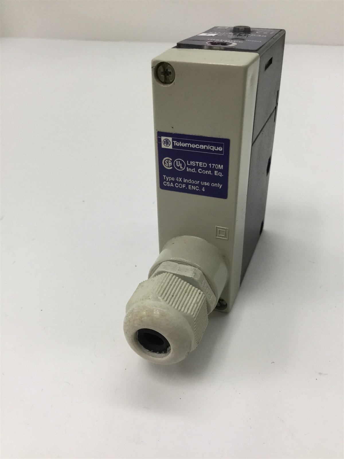 Used Telemecanique XUJ-K123538 Photoelectric Sensor, Sensing Range: 48", PNP/NPN