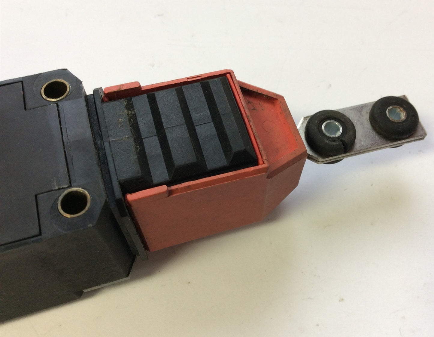 Used Banner SI-LS42DMG Safety Guard Door Interlock Switch, Solenoid Voltage 24V AC/DC