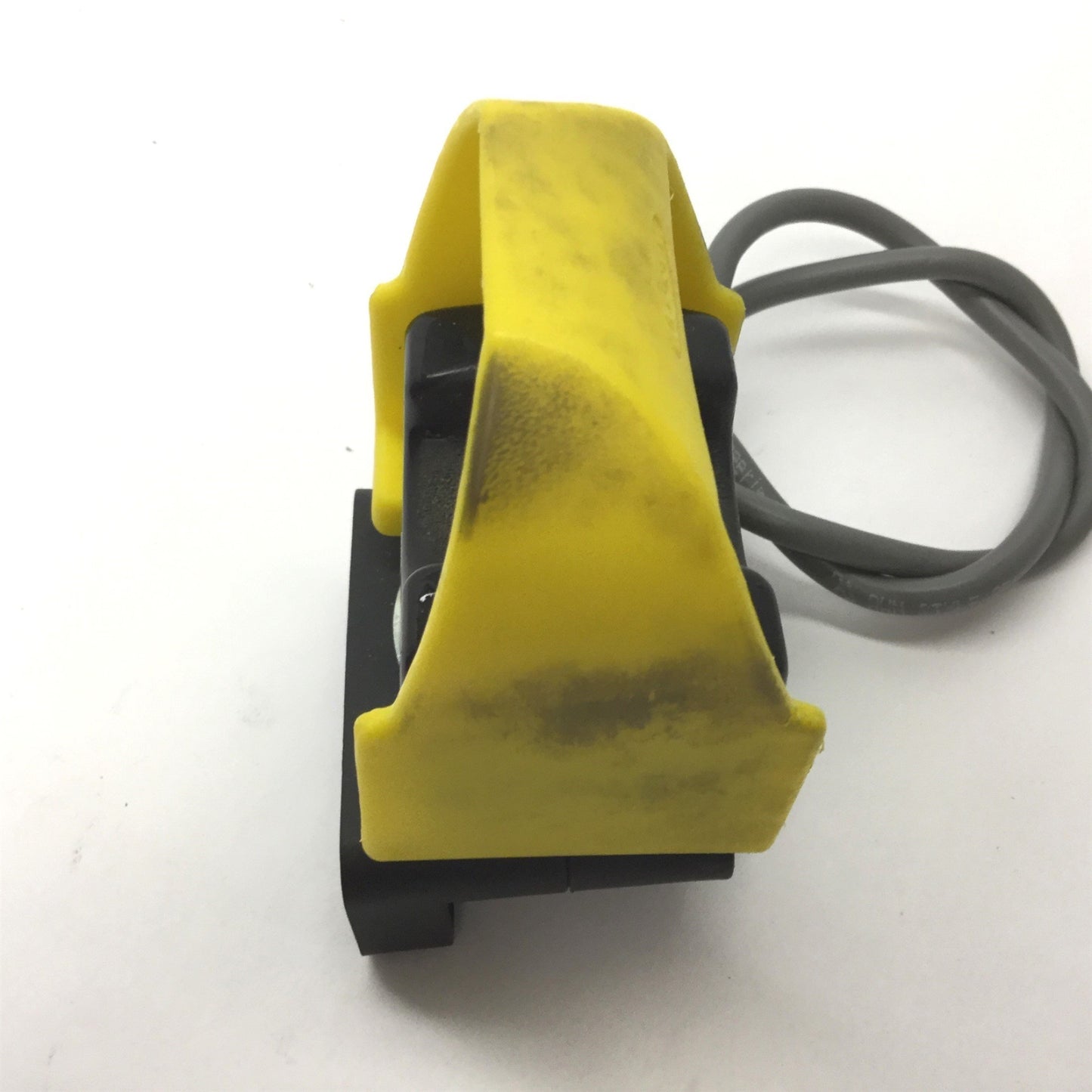 Used Banner STBVR81L Safety Touch Button, With OTC-1-YW Guard, Input: 20-30VAC/DC