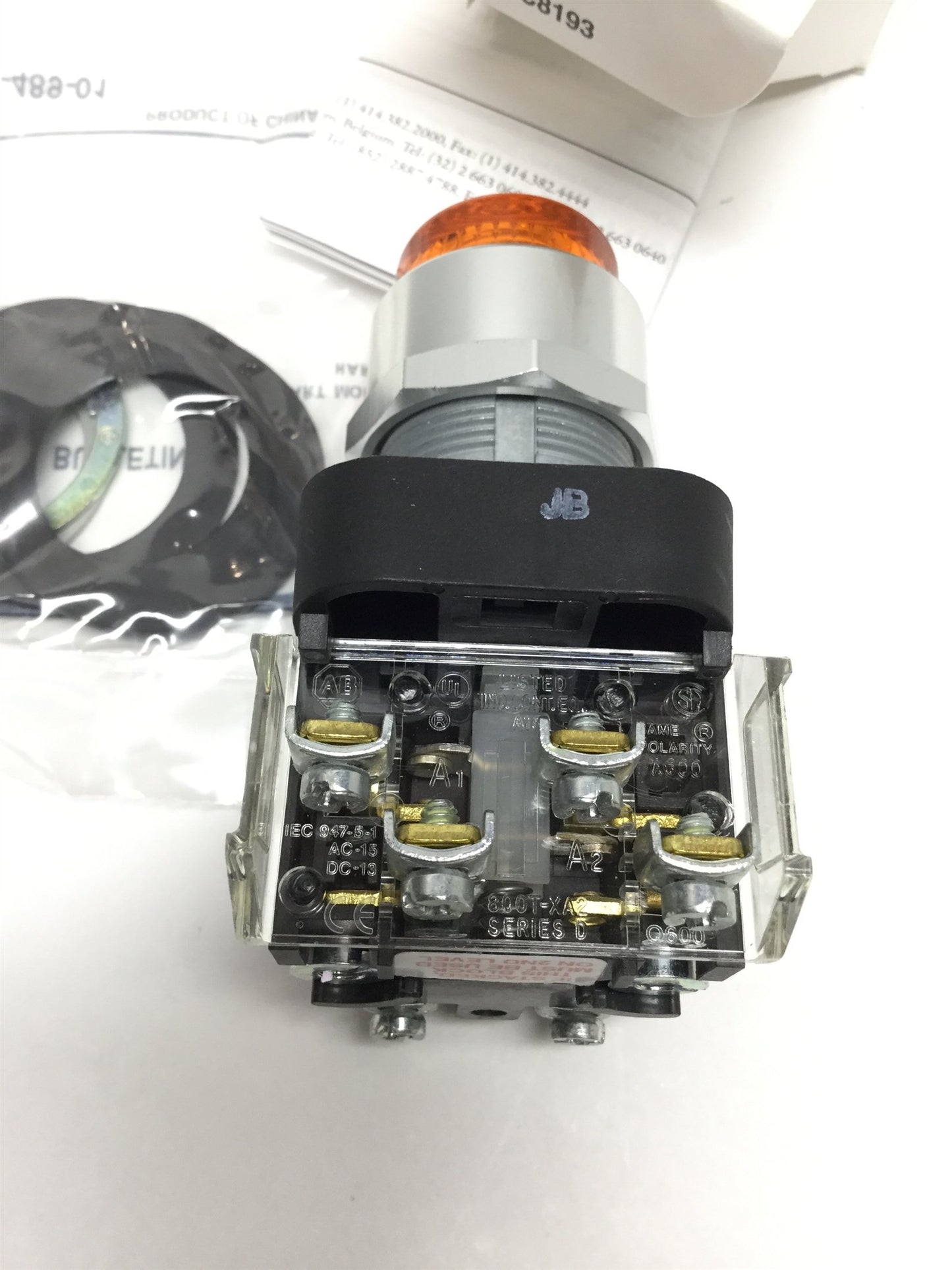 New Allen Bradley 800T-PB26AA2 Illuminated Push Button Momentary Switch 240VAC Light