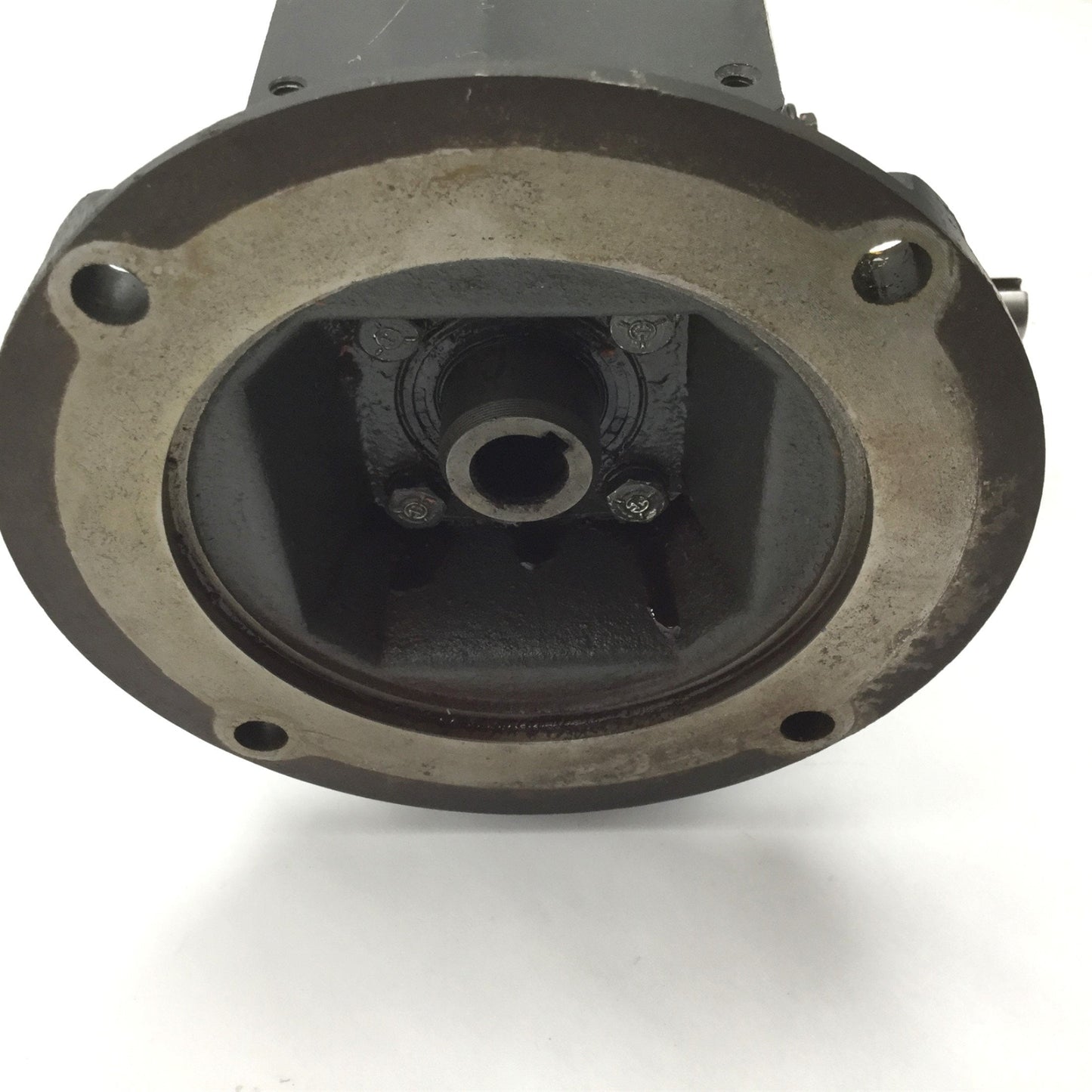 For parts or not working Dayton 4Z007D Speed Reducer, 5:1 Ratio, Input Power 1HP, Shaft: 5/8", *Bad Seal*