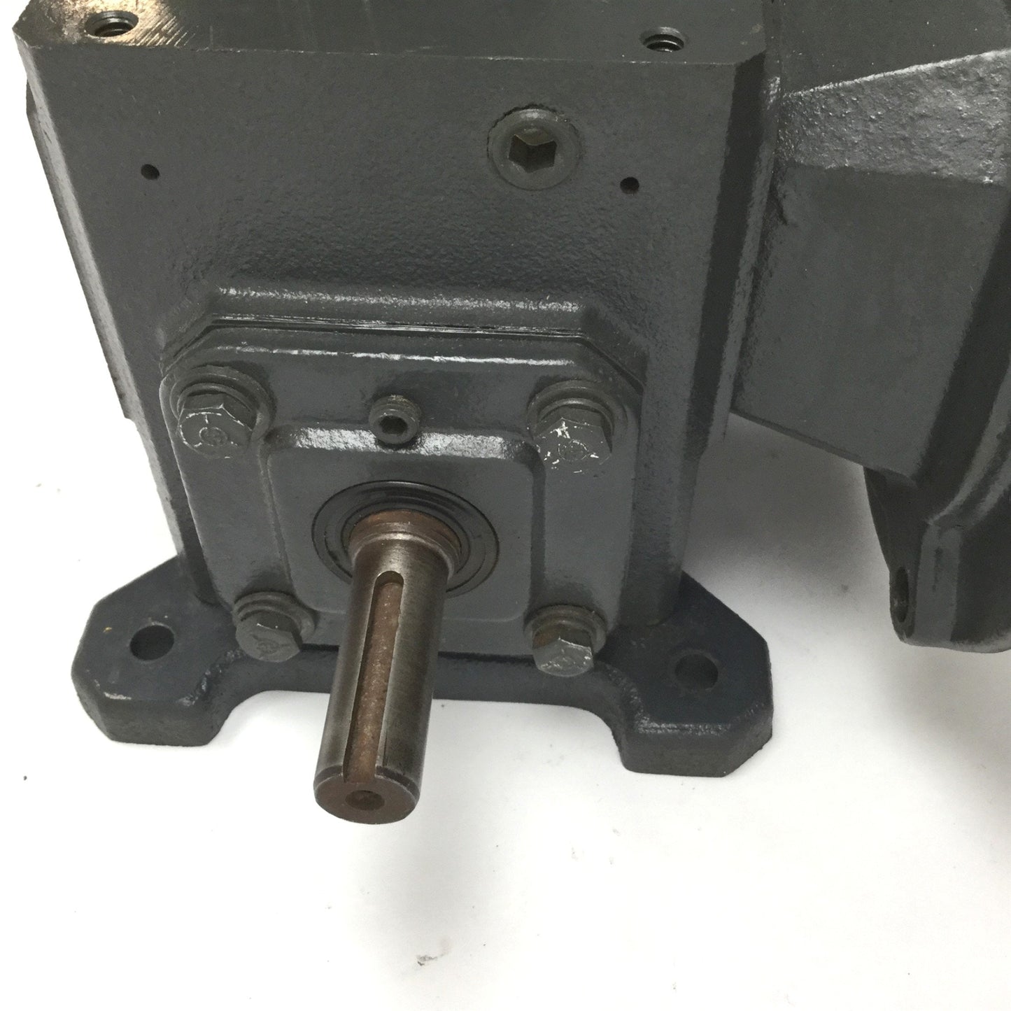 For parts or not working Dayton 4Z007D Speed Reducer, 5:1 Ratio, Input Power 1HP, Shaft: 5/8", *Bad Seal*