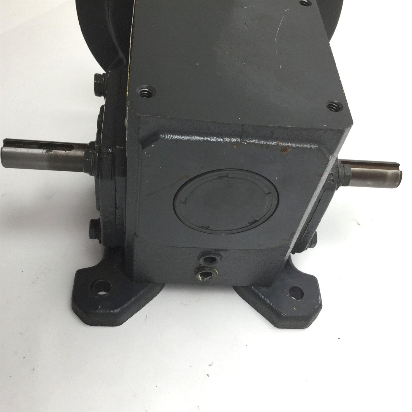 For parts or not working Dayton 4Z007D Speed Reducer, 5:1 Ratio, Input Power 1HP, Shaft: 5/8", *Bad Seal*