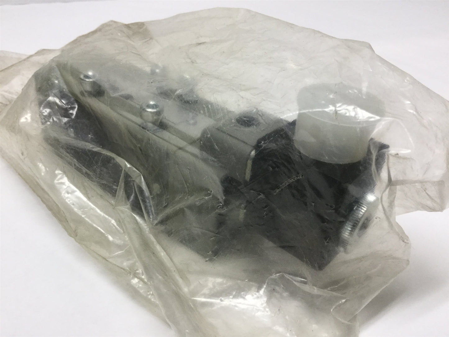 New Bosch Rexroth 0820024135 Directional Control 5/2 Solenoid Valve, 24VDC Coil