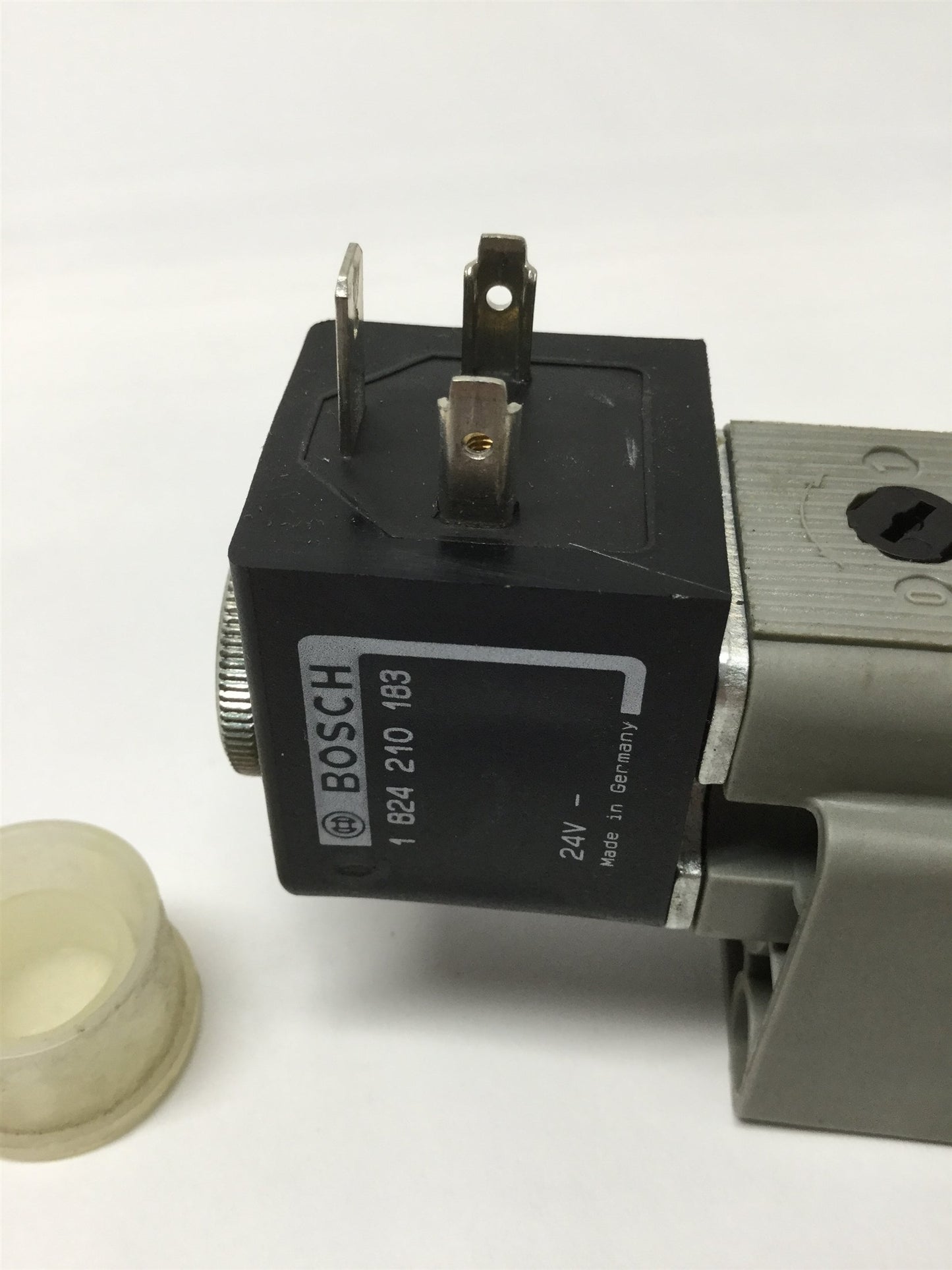 New – Open box Bosch Rexroth 0820024610 Directional Control Double Solenoid Valve, 24VDC Coils