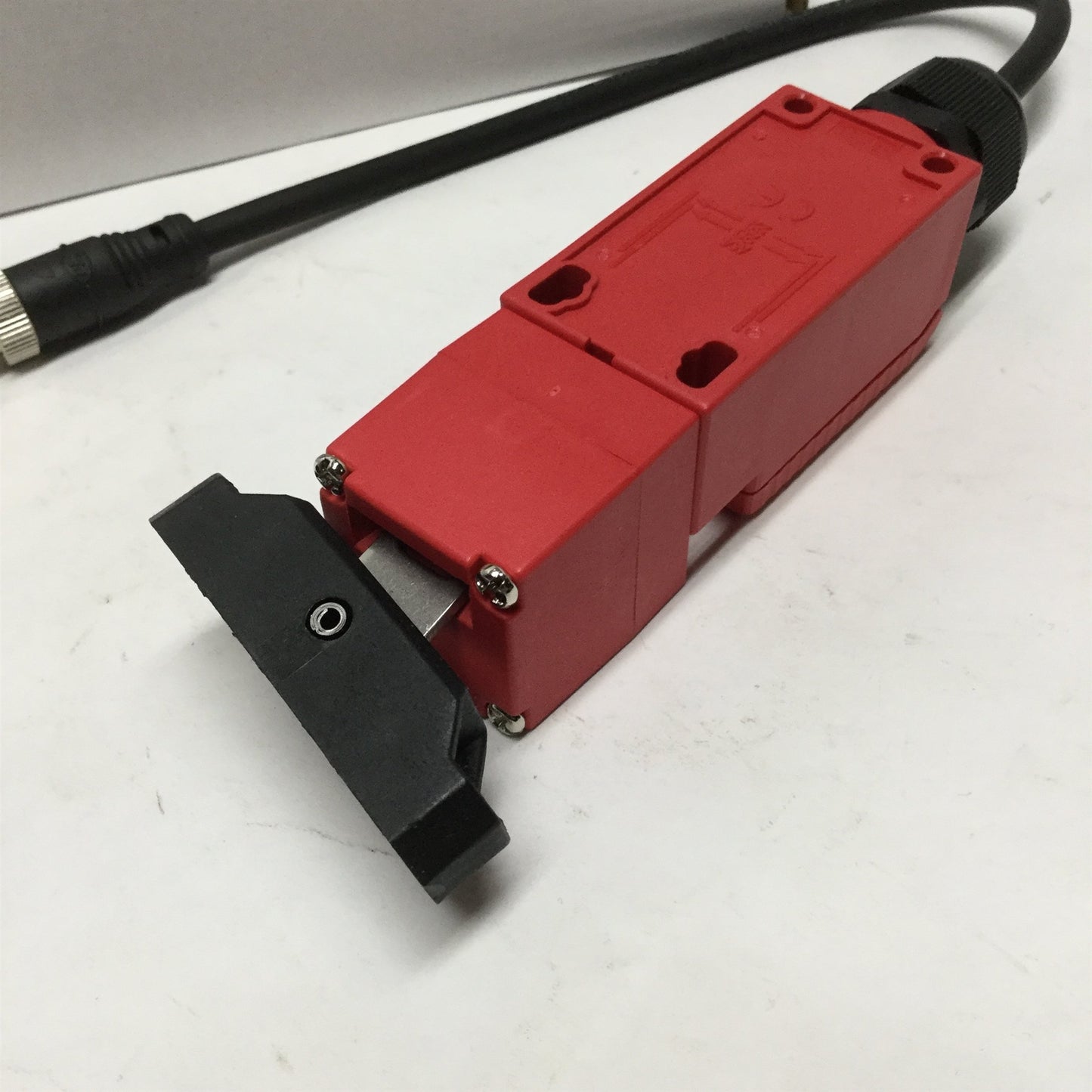 New ABB 2TLA050021R2300 MKey1 Tongue Interlock Safety Switch Door Guard 230VAC 3A