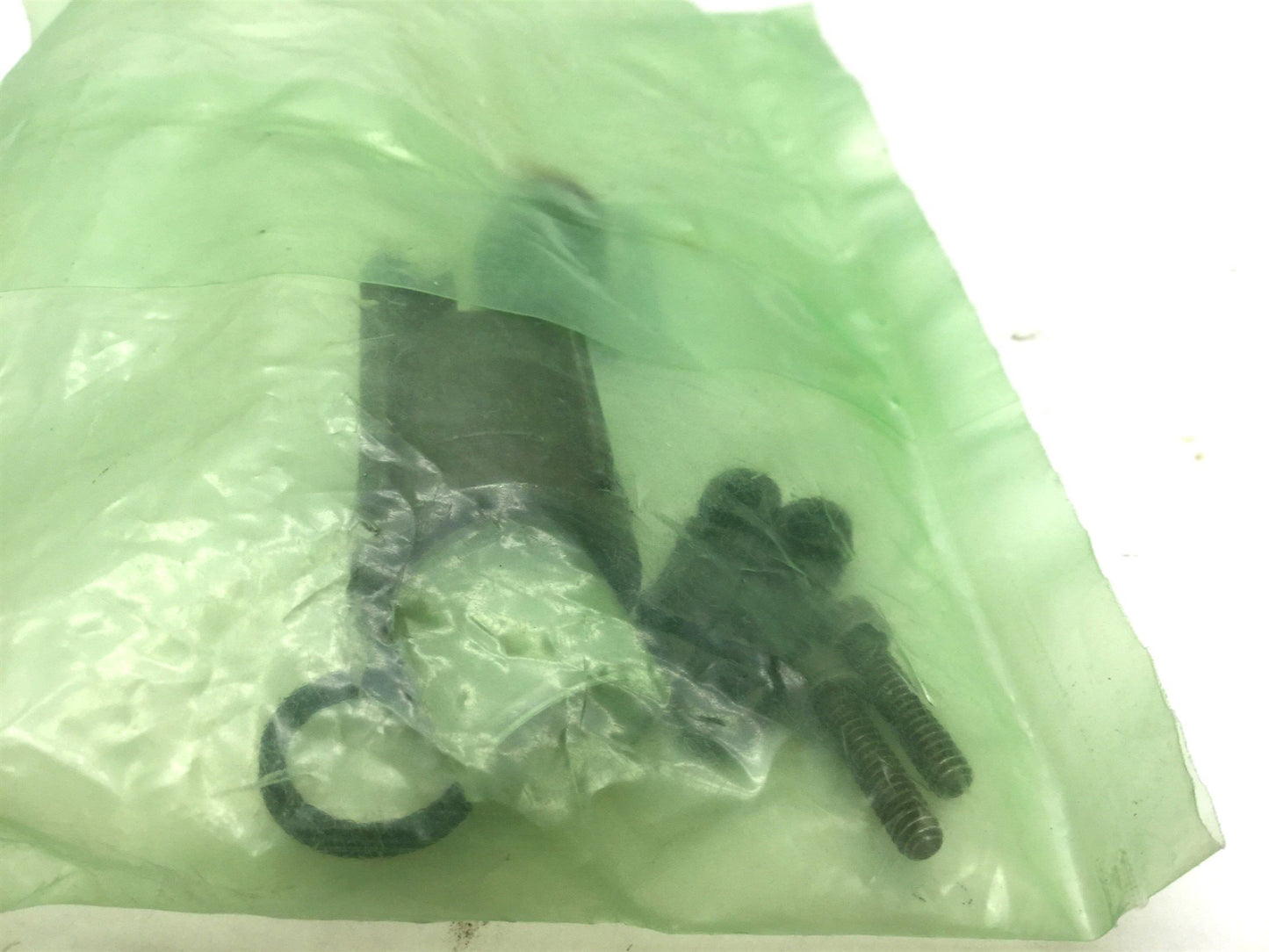 New Lot of 4 Amphenol Industrial 97-282-14S-6 Shell Connector Housing 6-Pin Female