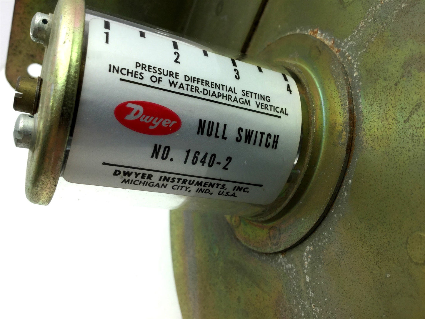 Used Dwyer 1640-2 Differential Pressure Null Switch 1-4" of Water Diaphragm Vertical