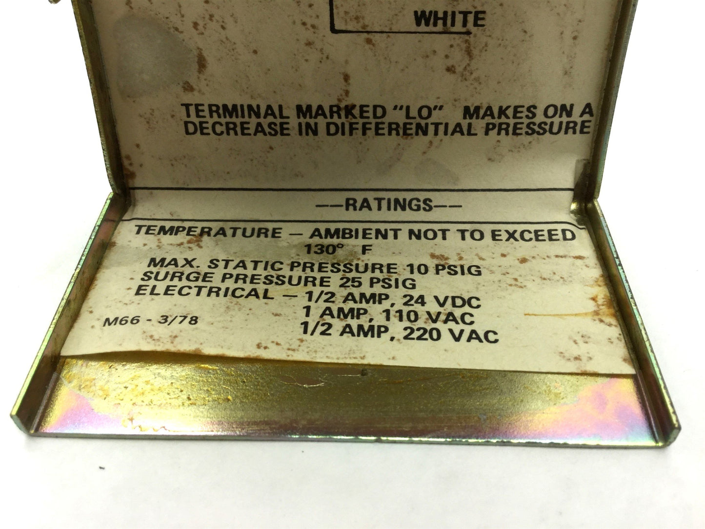 Used Dwyer 1640-2 Differential Pressure Null Switch 1-4" of Water Diaphragm Vertical