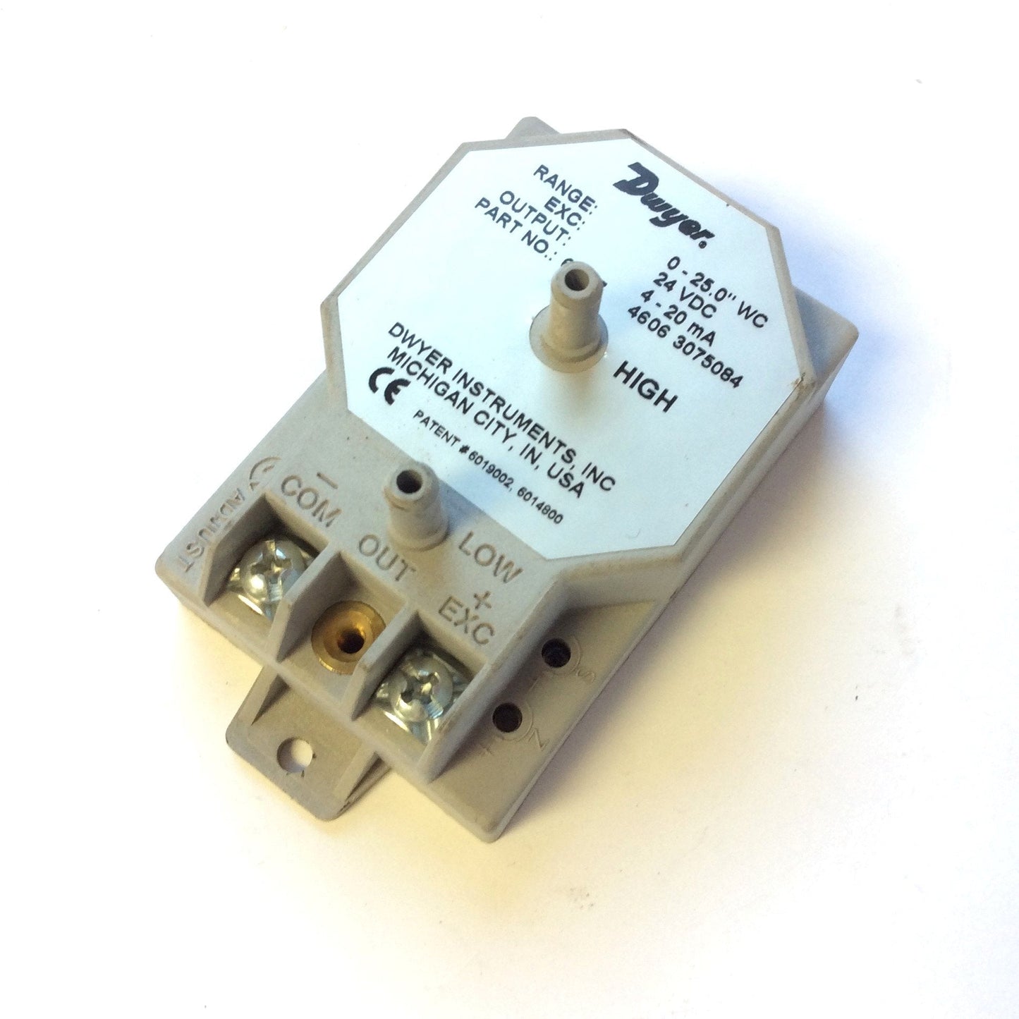 Used Dwyer 668-7 Differential Pressure Transmitter 0-25.0" WC, 24VDC 4-20 mA Output