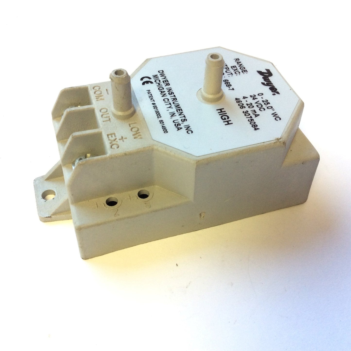 Used Dwyer 668-7 Differential Pressure Transmitter 0-25.0" WC, 24VDC 4-20 mA Output