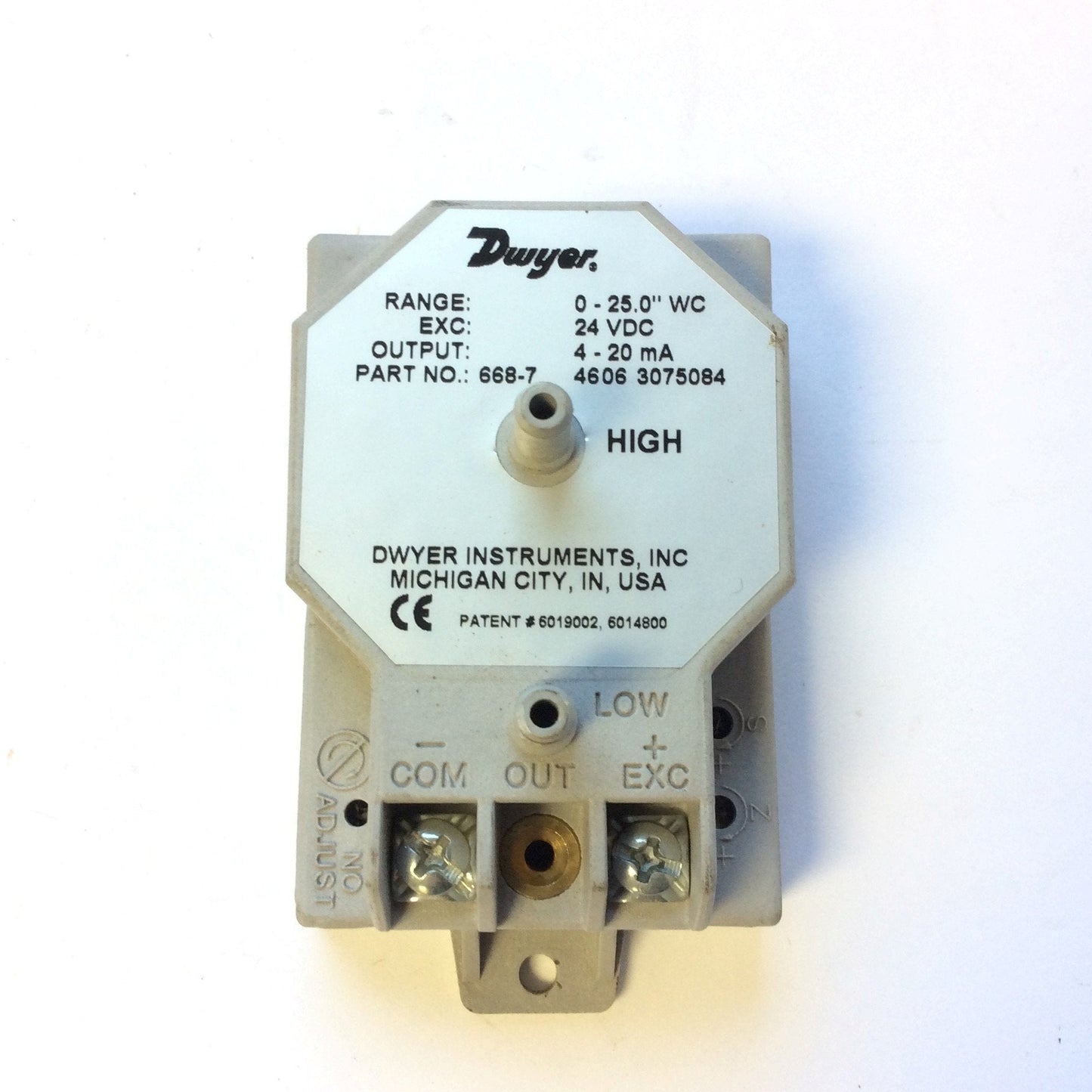 Used Dwyer 668-7 Differential Pressure Transmitter 0-25.0" WC, 24VDC 4-20 mA Output