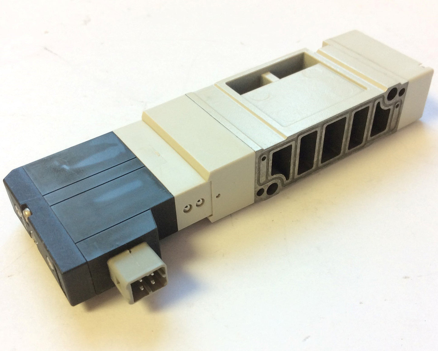 New – Open box SMC SV2100R-5FU Solenoid Valve, 2-Position, 5-Port, 0.15-0.7MPa, Voltage: 24VDC