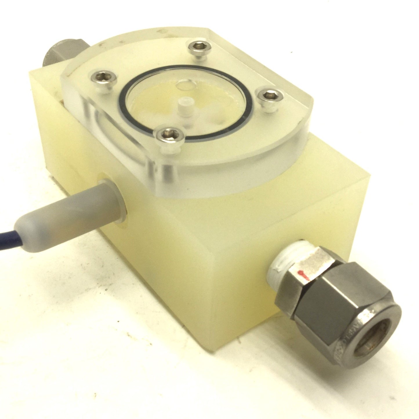 Used Omega FPR301 Flow Sensor, Ports: 3/8" NPT, 0.07 to 5 GPM, Max Pressure: 150PSI