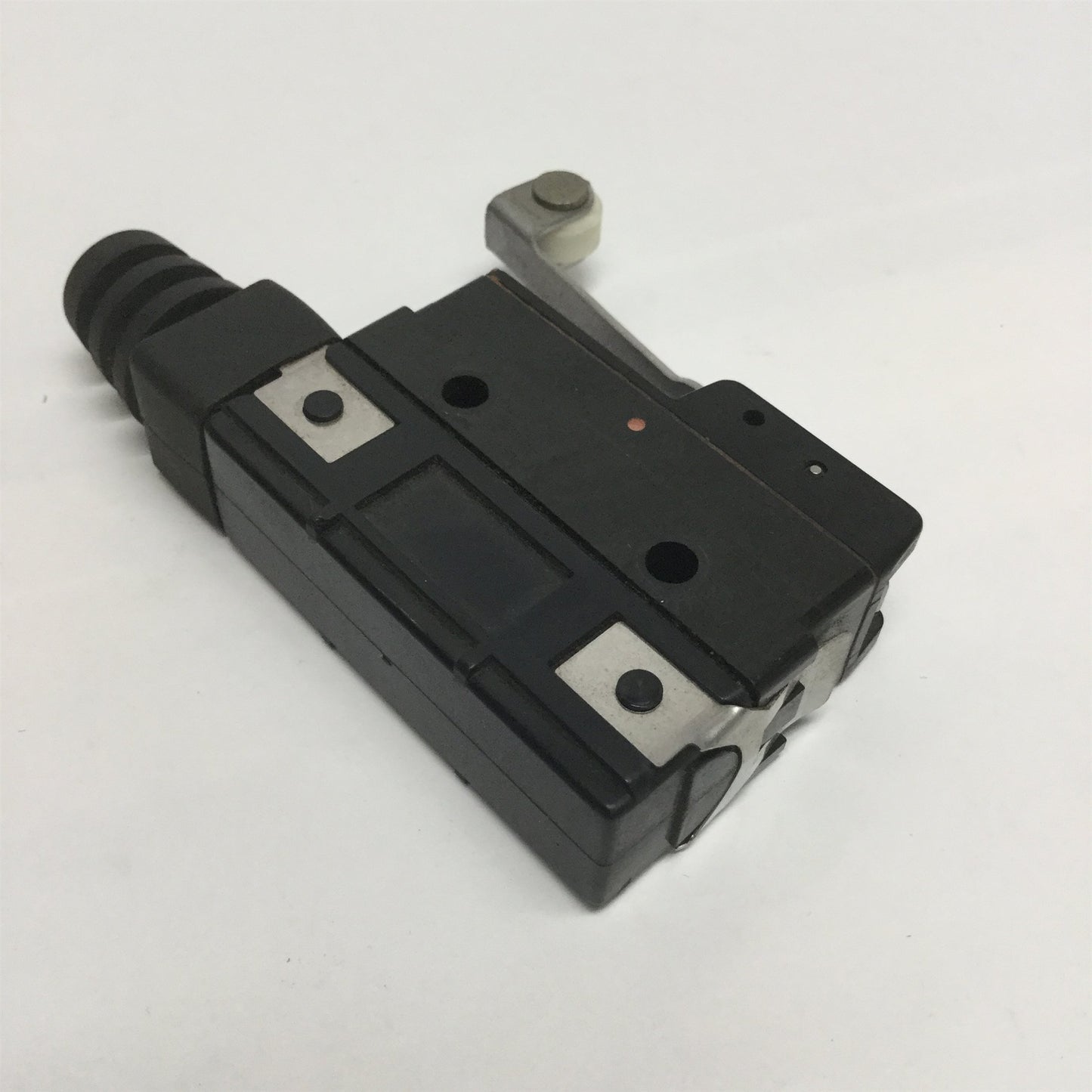 New – Open box Omron Z-15GW2A55-B5V Safety Limit Switch Roller Lever Snap Action 15A 250VAC