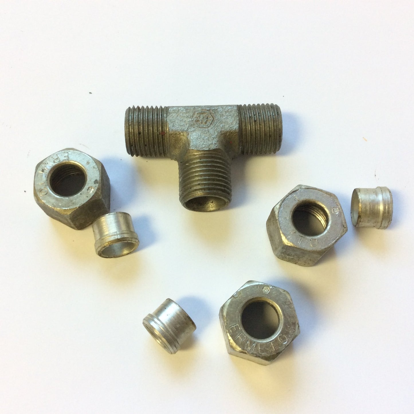 New – Open box Lot of 5 Weatherhead Ermeto 1/4" Tube Flareless Compression Union Tee Fitting