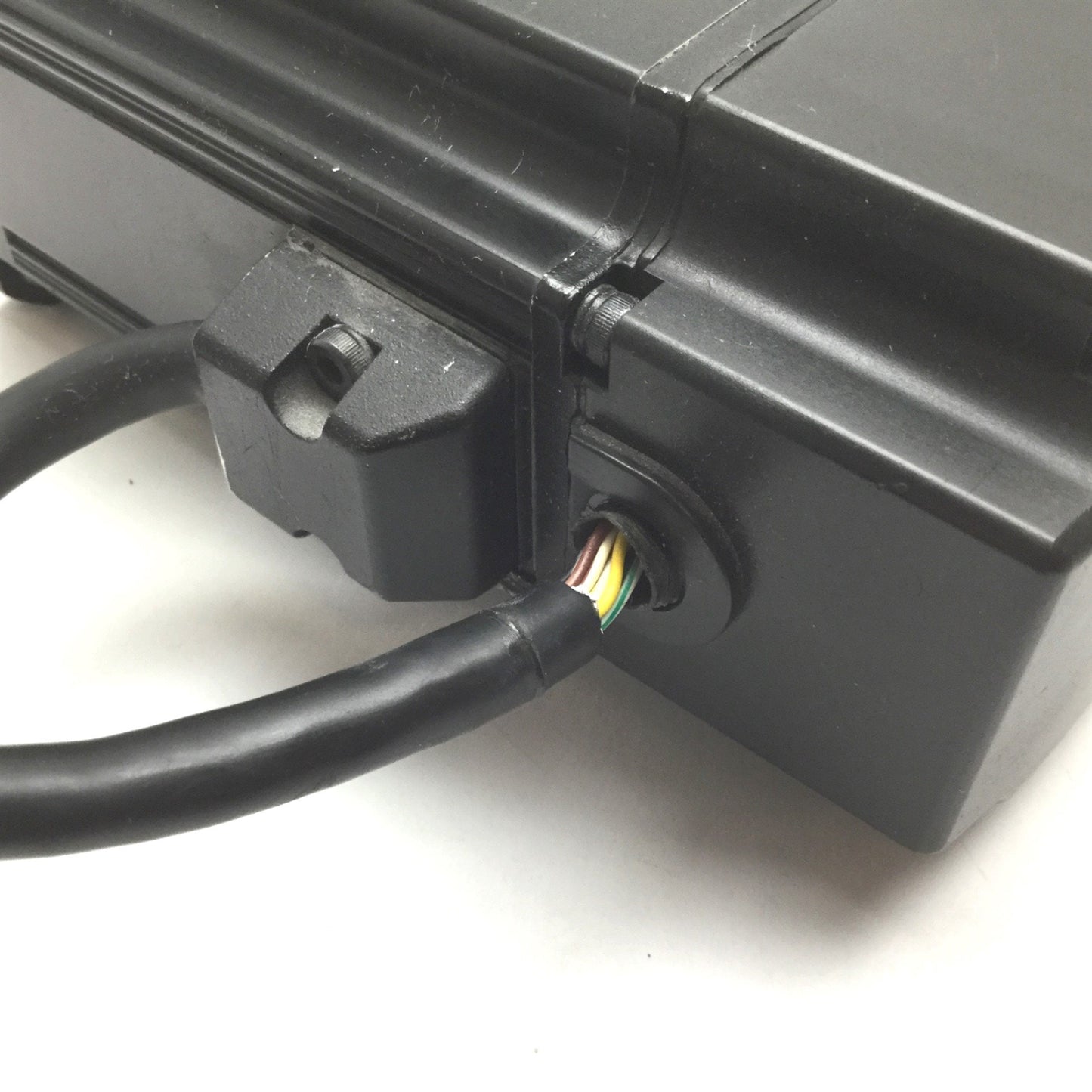 Used Omron R88M Servo Motor With Encoder, 14mm Shaft Diameter, 50mm Hole Spacing