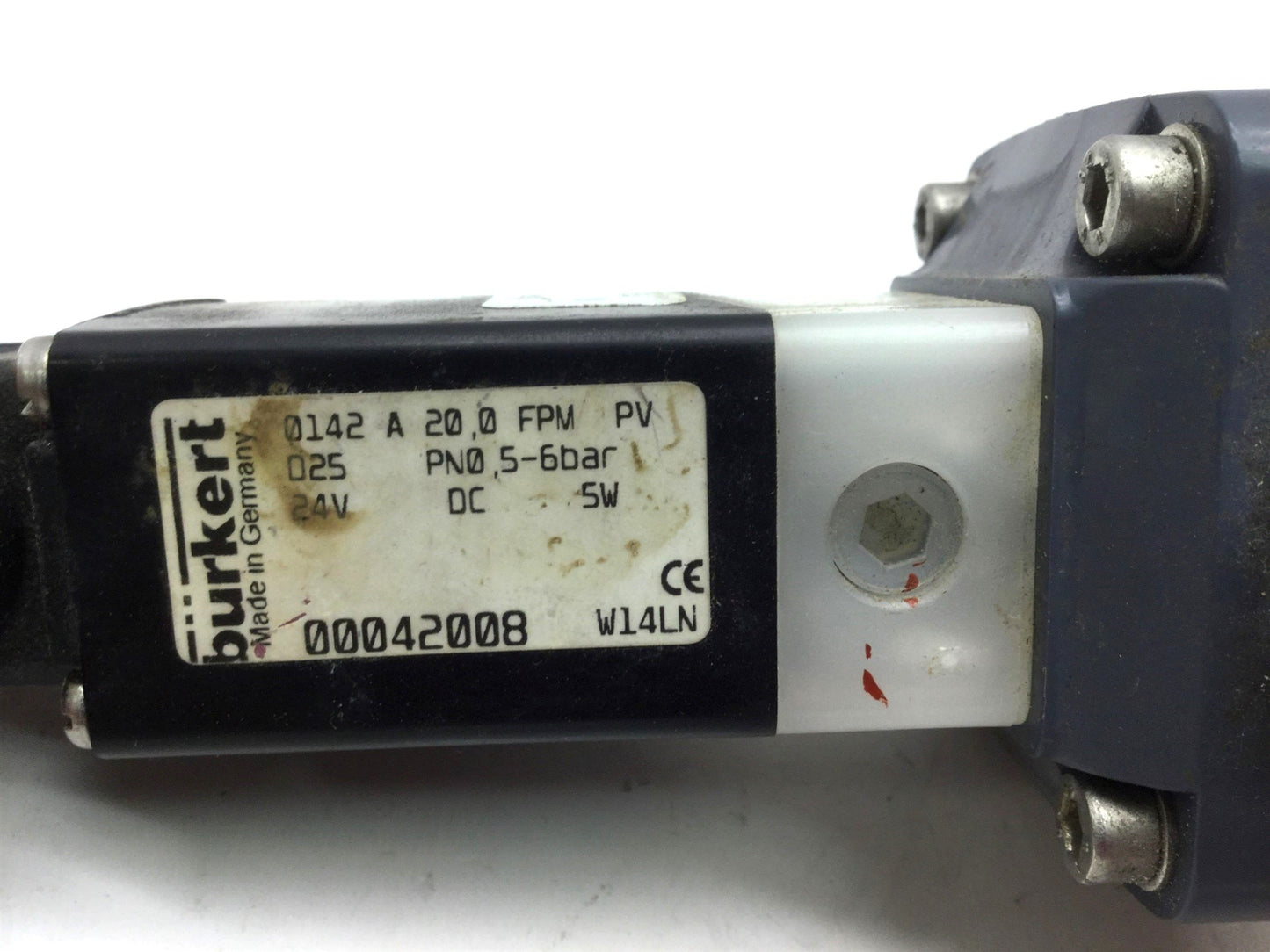 Used Burkert 0142 00042008 Solenoid Valve, 24VDC, 5W, 72.52-87.02 PSI, 1" True Union