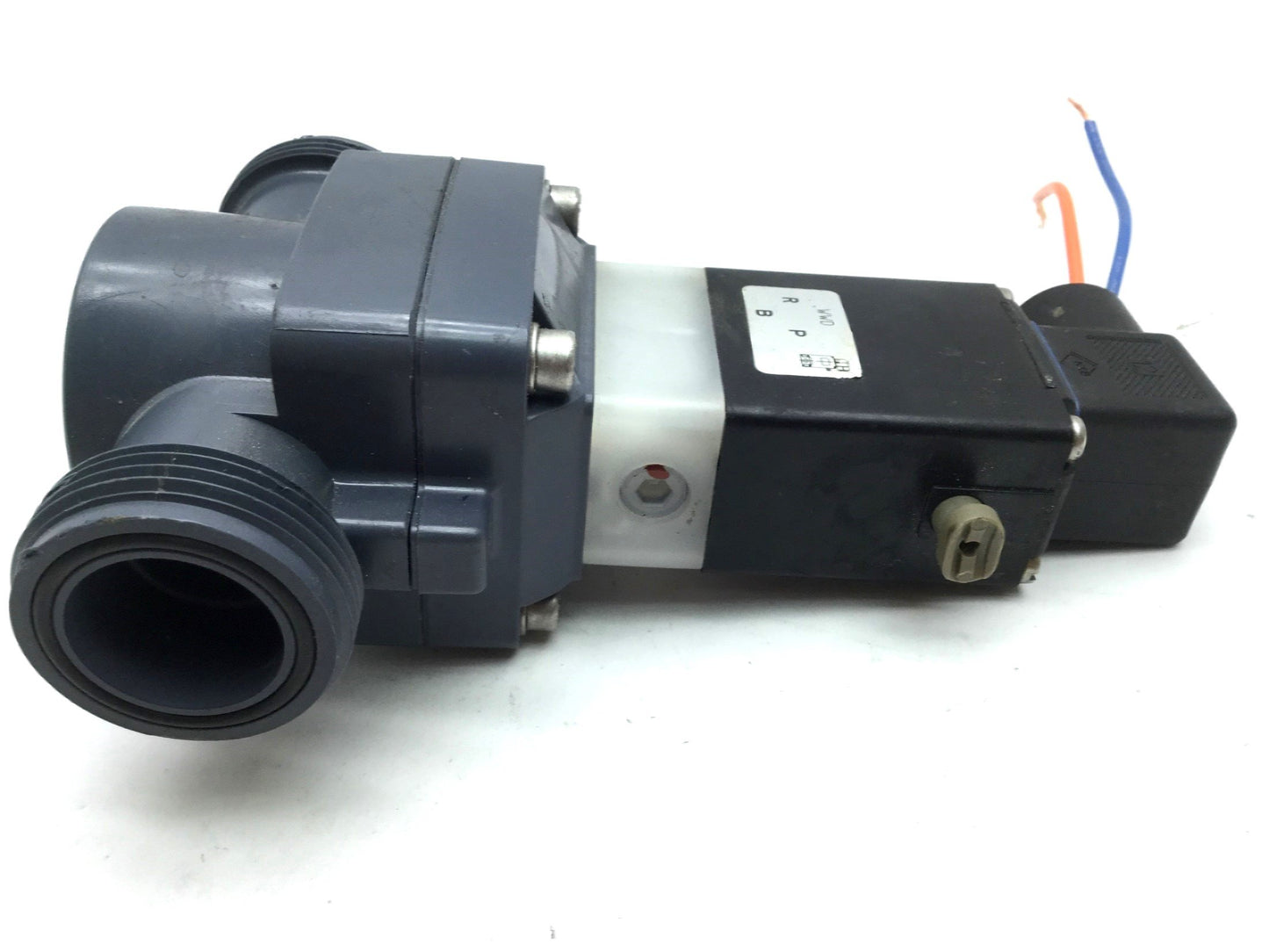 Used Burkert 0142 00042008 Solenoid Valve, 24VDC, 5W, 72.52-87.02 PSI, 1" True Union