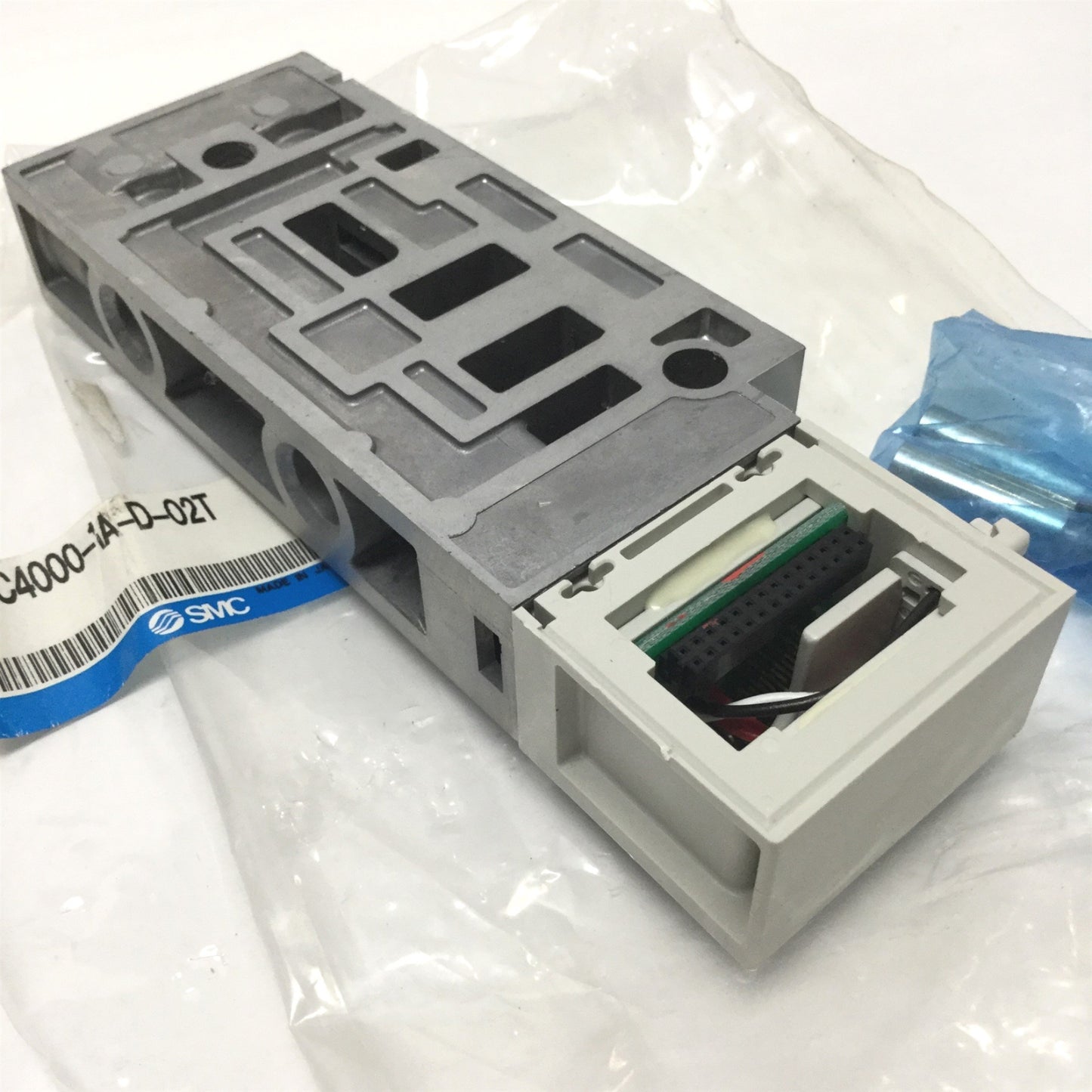 New – Open box SMC VVQC4000-1A-D-02T Pneumatic Solenoid Valve Manifold Block Assembly 1/4" NPT