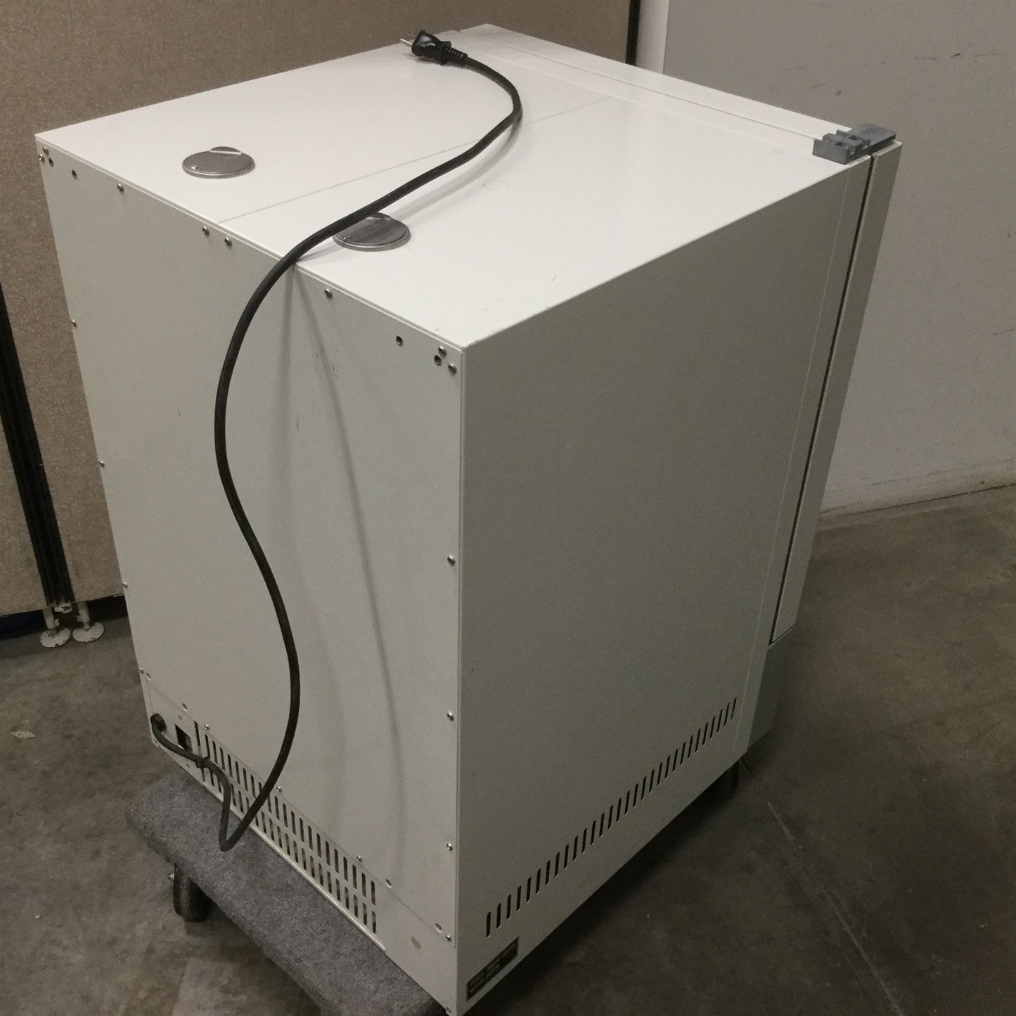 Used Baxter Scientific Products DS-44 Gravity Convection Oven, 17.75"x17.75"x19.25"